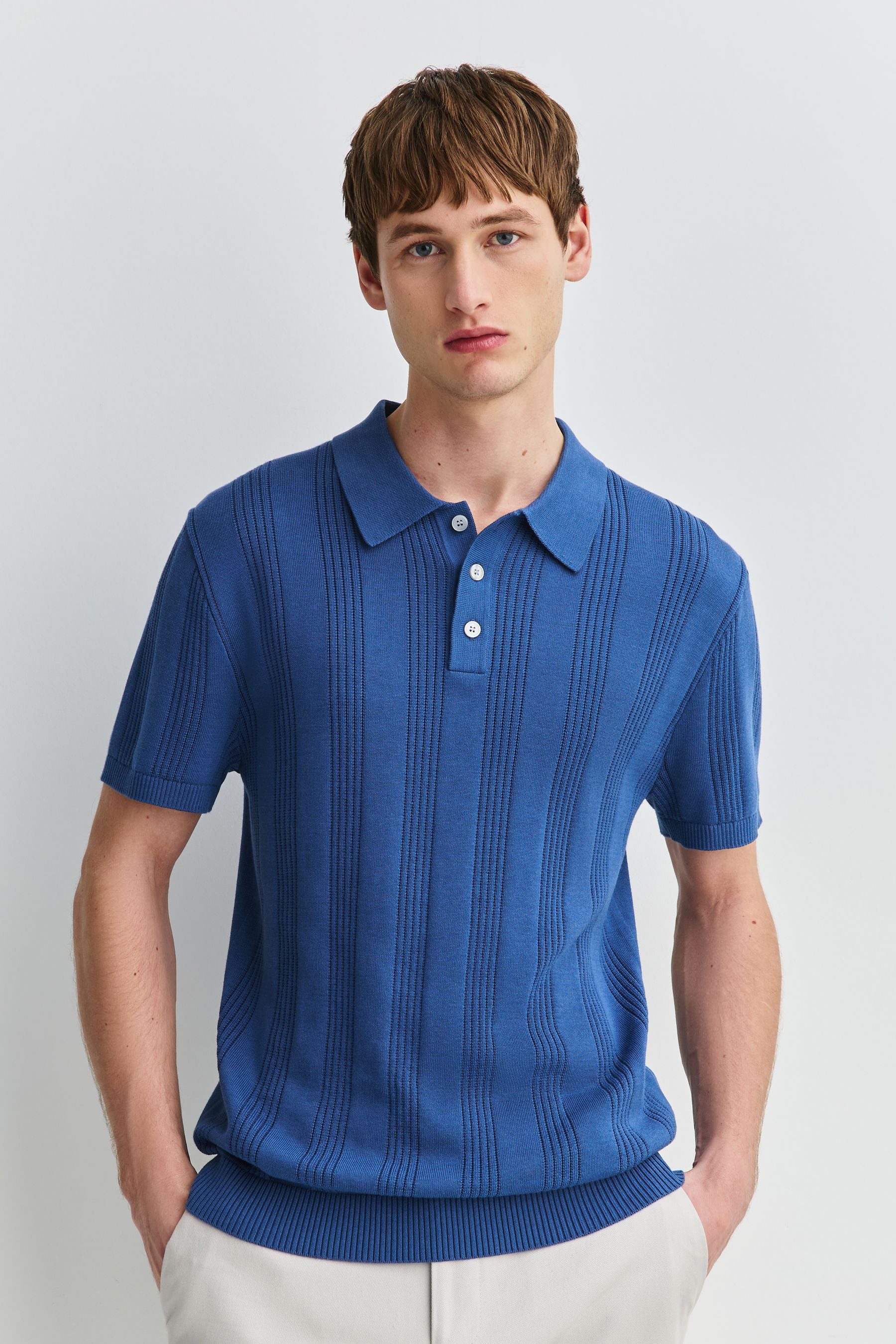 Next Poloshirt Slim Fit Strick-Polohemd mit Pointelle-Streifen (1-tlg) – Bild 5 von 5