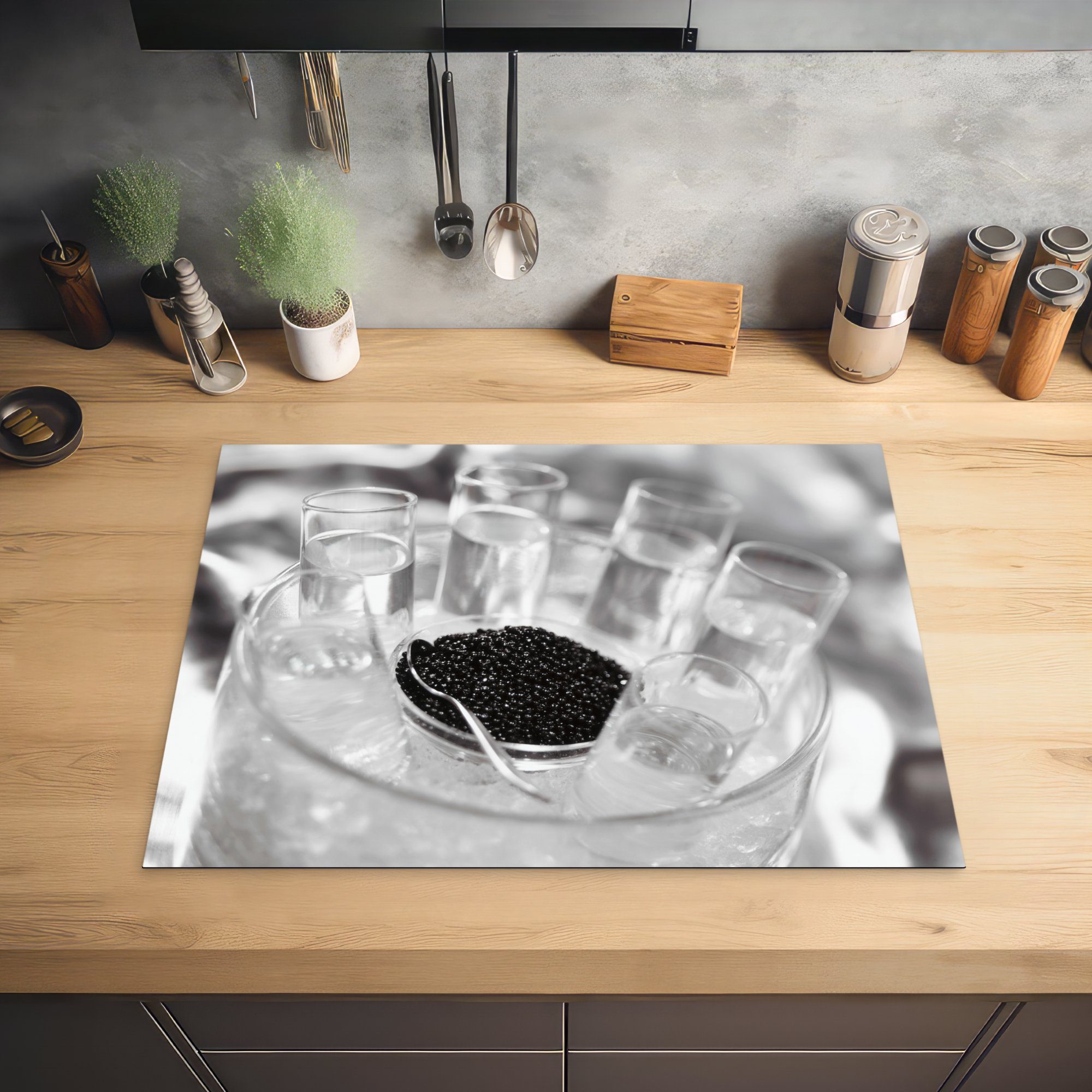 die (1 mit Vinyl, tlg), Gläser und cm, 71x52 Ceranfeldabdeckung MuchoWow Schutz Induktionskochfeld Kaviar, für küche, Herdblende-/Abdeckplatte Wodka