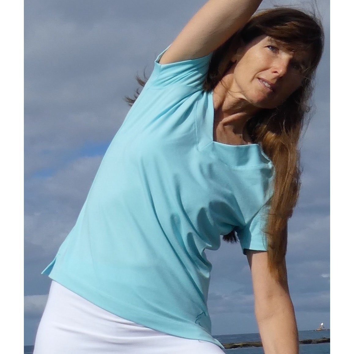 in V-Shirt Yogashirt ESPARTO unten geschlitzt mit V-Shirt Mint Farishta Yoga kurzen Ärmeln, Bio-Baumwolle