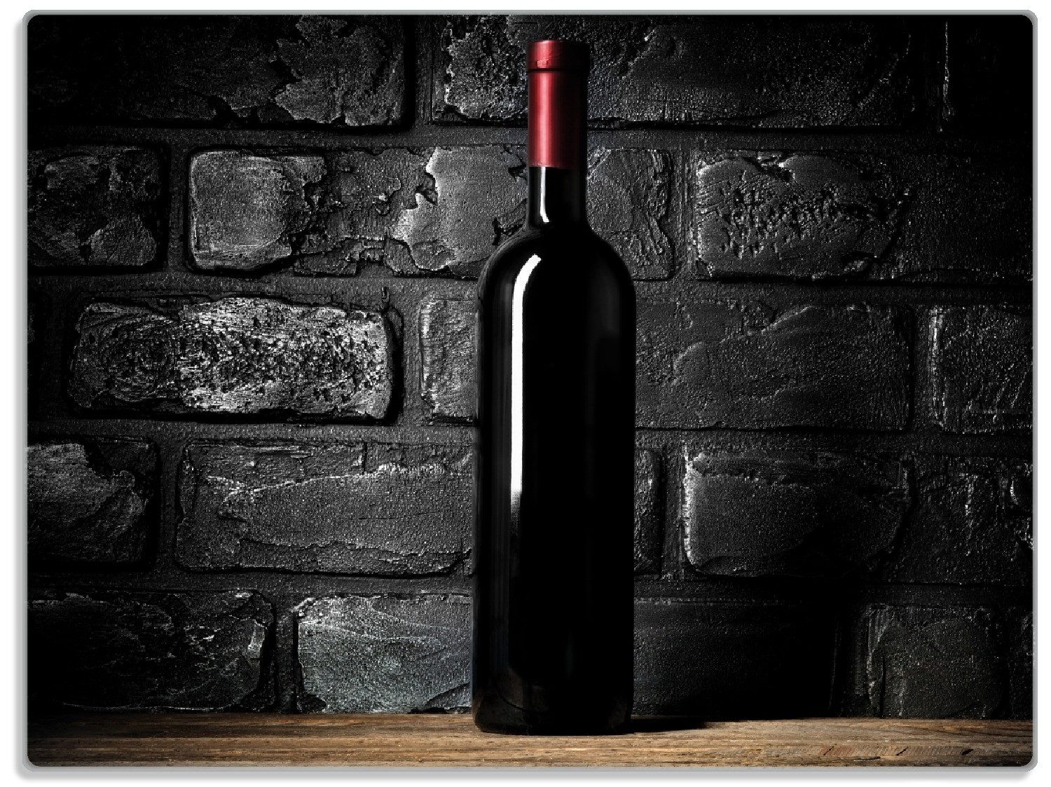 Schneidebrett Rotwein-Flasche am Abend