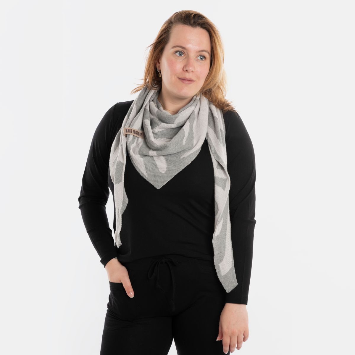 Knit Factory Strickschal Leaf Dreieckstuch Bright Grey/Grau, (1-St), Schal Halstuch Dreiecksschal Tuch Strickmode