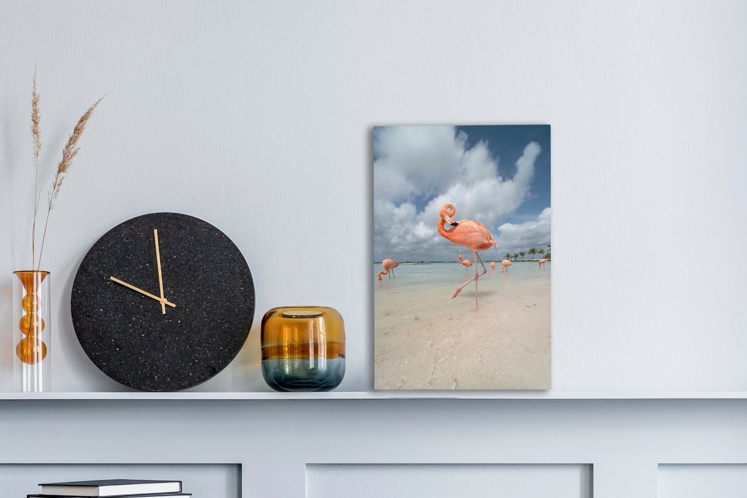 Flamingo fertig einem Leinwandbild Wasser, bespannt cm Zackenaufhänger, Gemälde, Fuß steht Ein Leinwandbild St), im mit OneMillionCanvasses® 20x30 inkl. (1