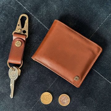 DRAKENSBERG Geldbörse Geldbeutel »Joe« Vintage-Braun, Leder Brieftasche für Herren mit RFID Schutz und graviertem Reisezitat