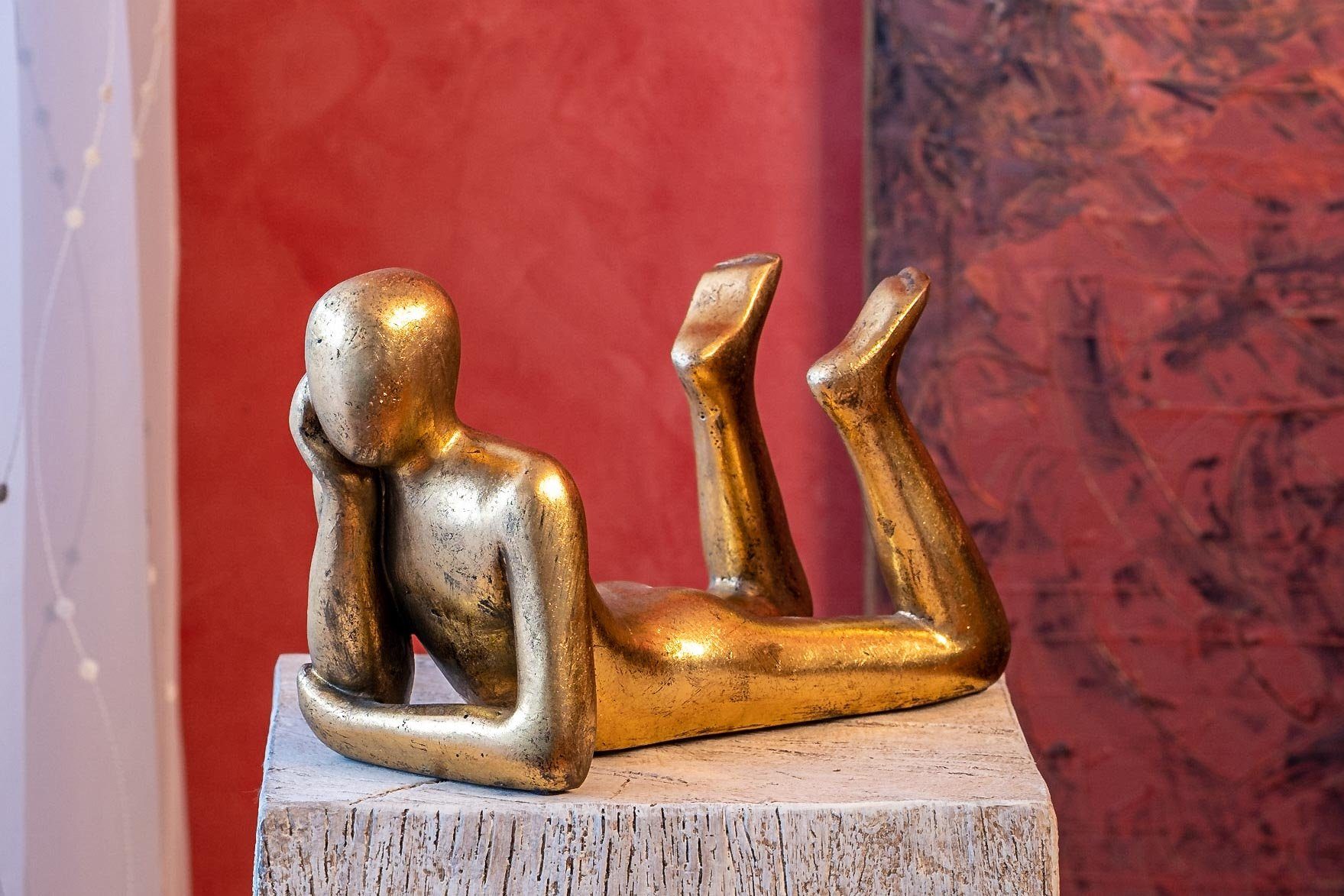 IDYL Dekofigur IDYL Moderne Skulptur Figur Sandsteinguss "Lying Man", Diese Figuren fallen auf durch ihre Schlichtheit und Eleganz