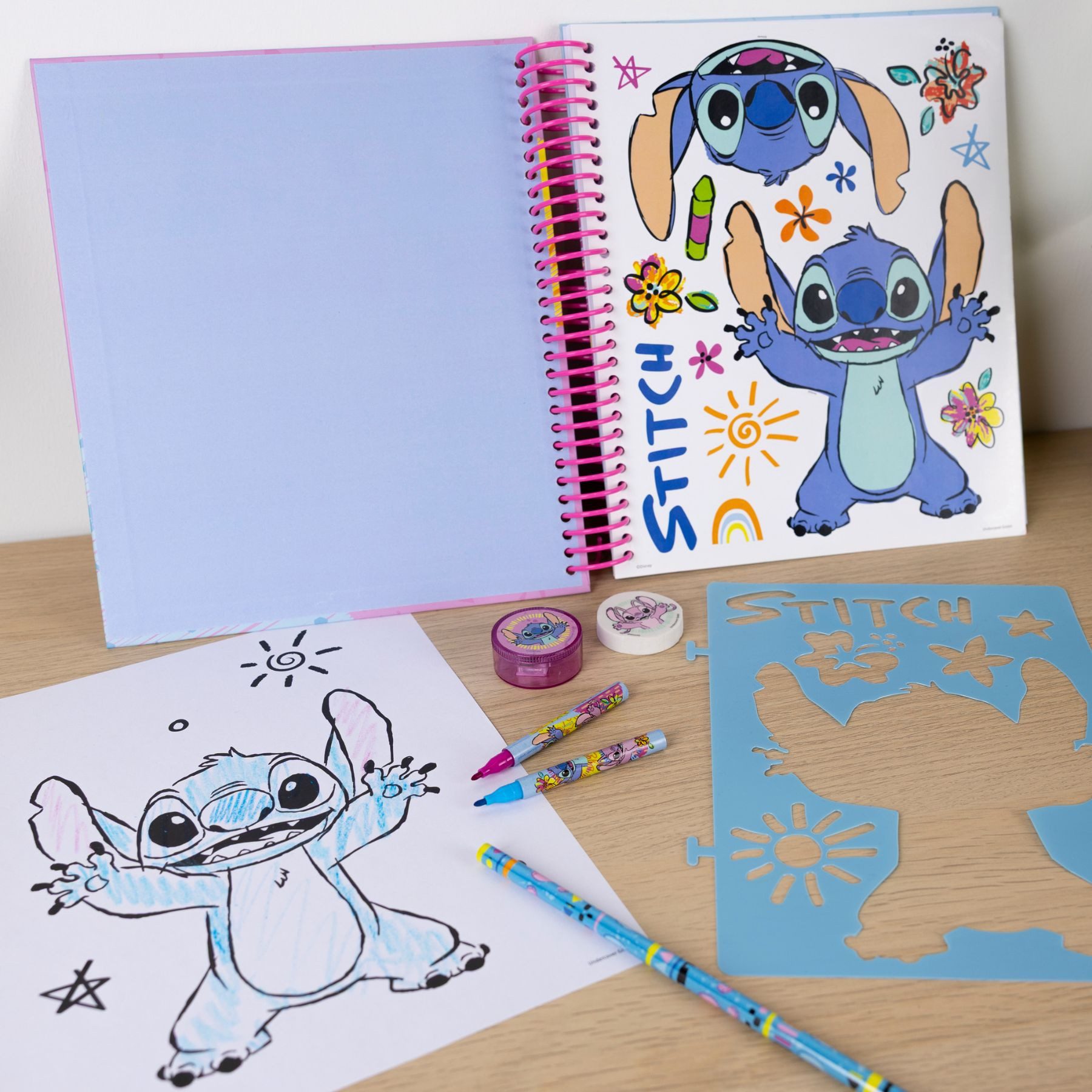 Disney Malbuch Stitch Malset Kinder mehrfarbig mit Stickern und Stiften Malbuch Set