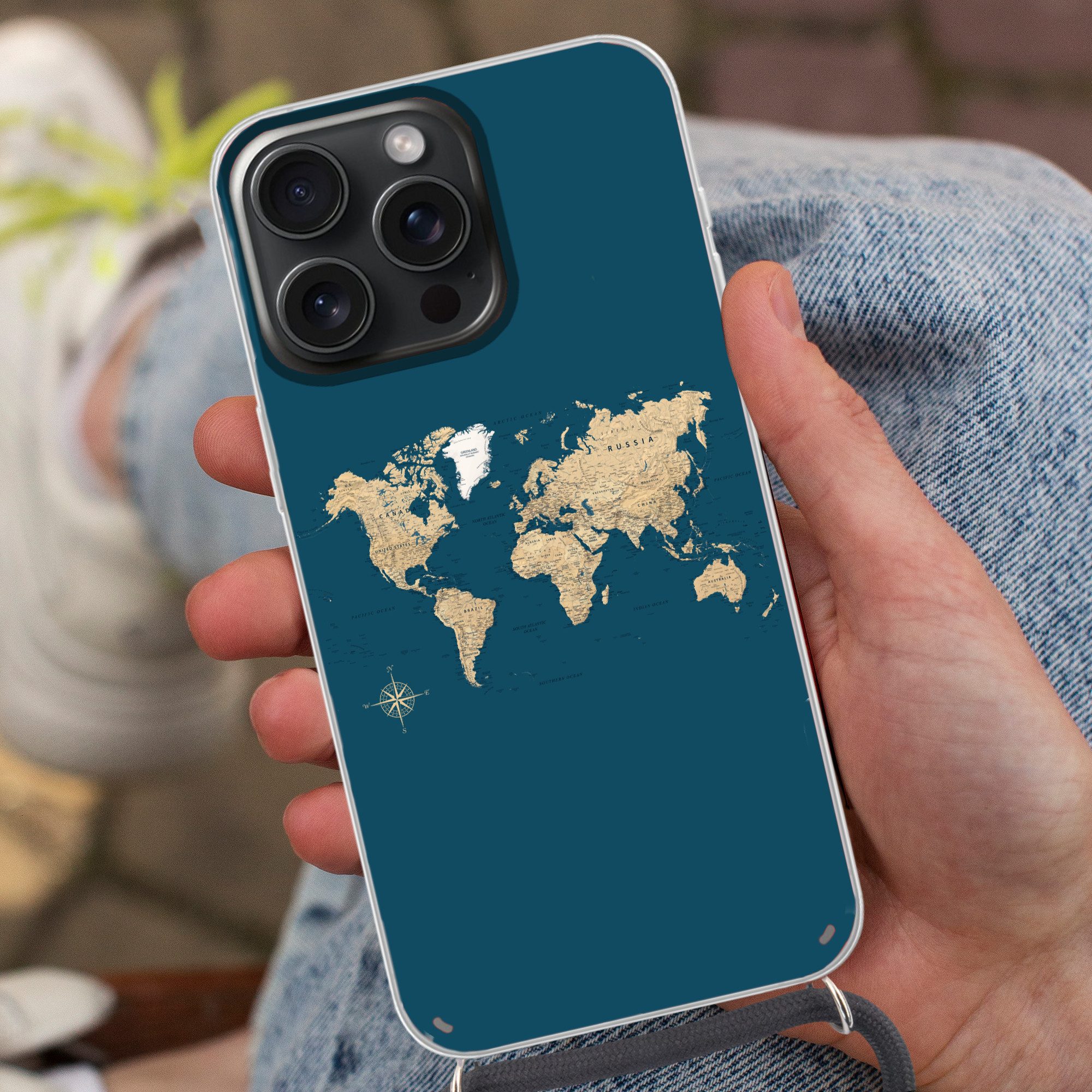 MuchoWow Handyhülle für Apple iPhone 15 Pro Max Weltkarte - Dunkelblau - Beige, Tragbare Handyhüllen mit Kette zum umhängen, Handykette Handyband