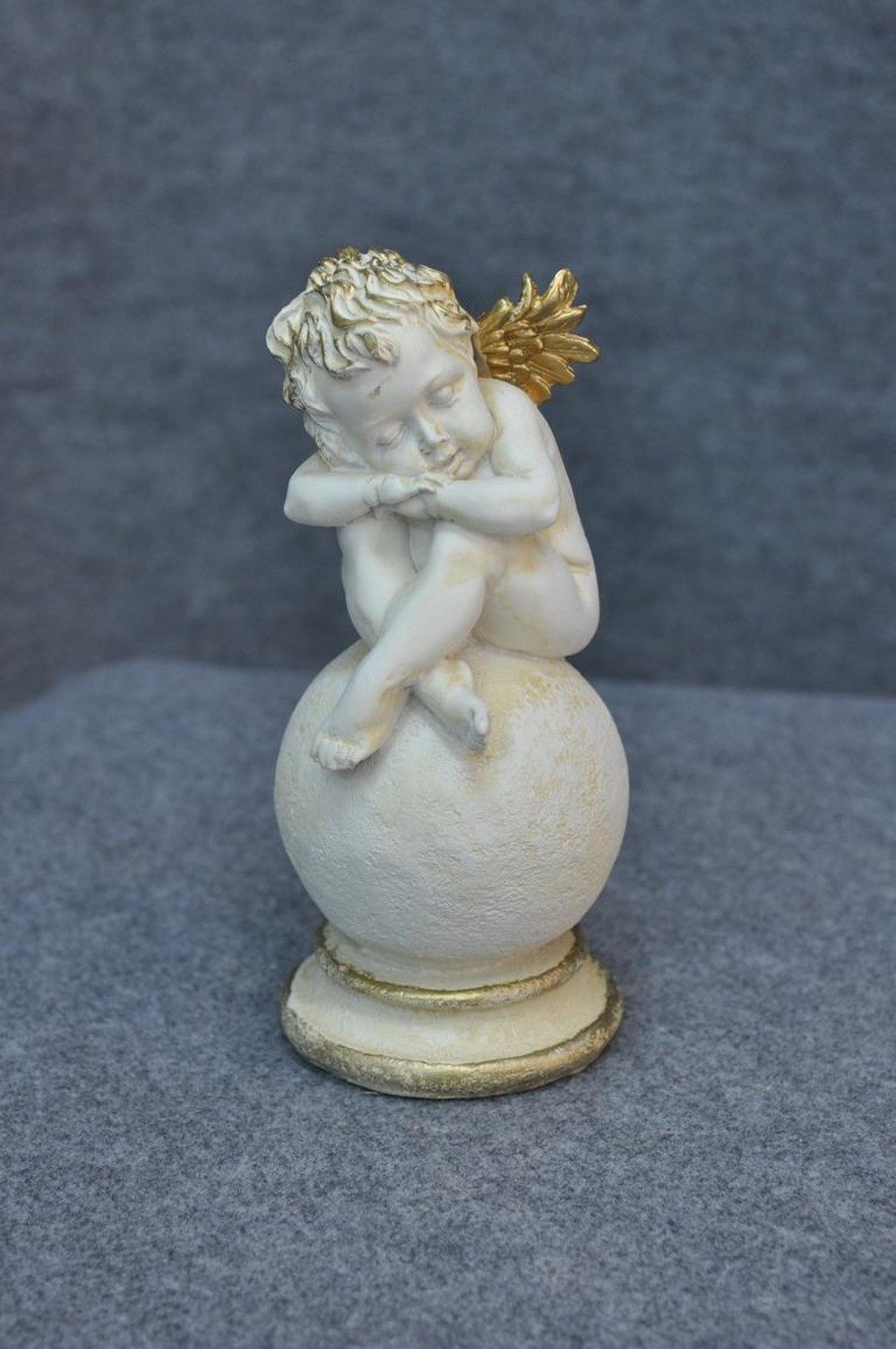 JVmoebel Engelfigur Schläfriger Engel aus weißem Keramik für stilvolle Dekoration, Made in Europa