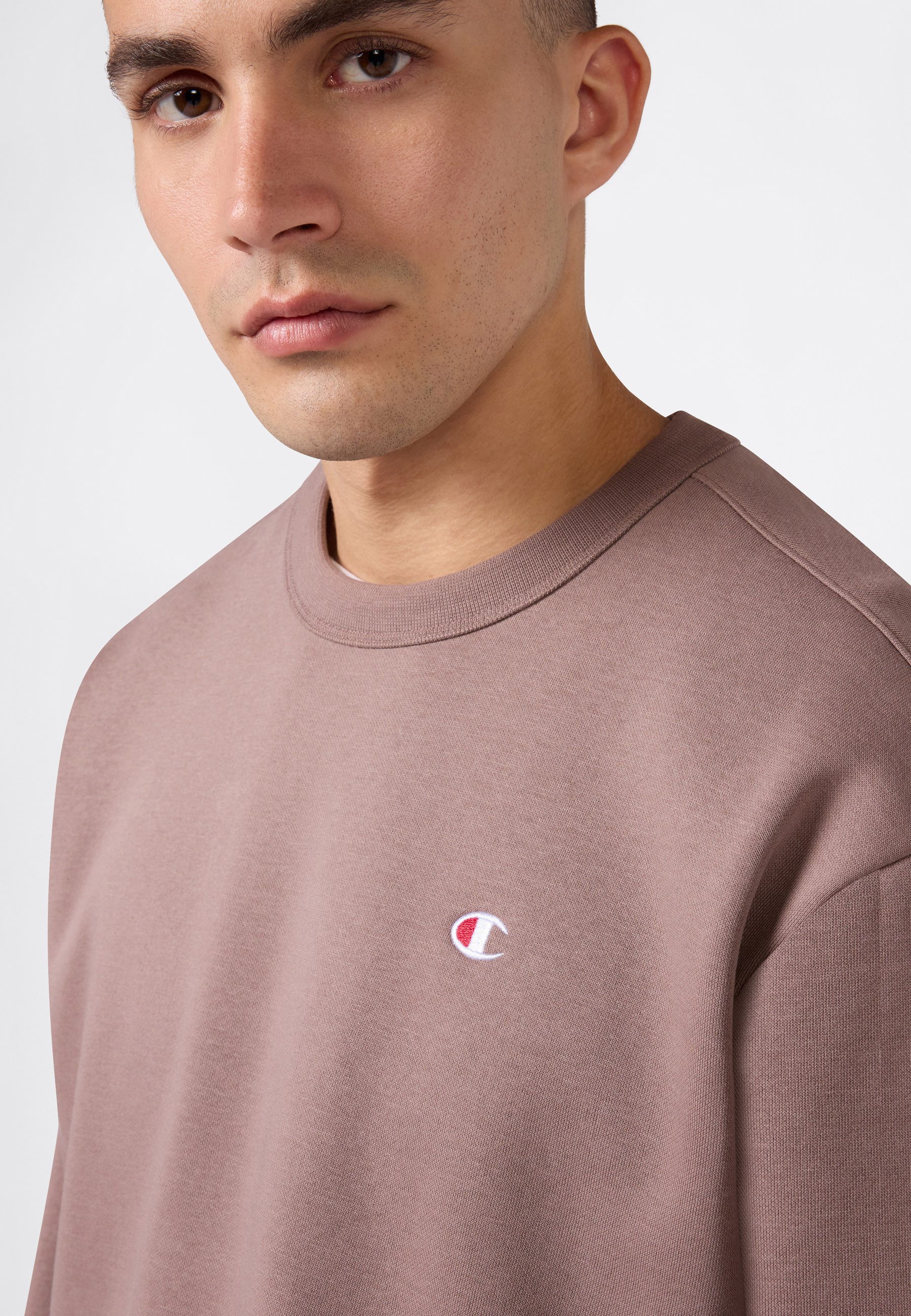 Champion Sweatshirt SPORTWEAR CREWNECK Relax Fit Langarm-Design, Crewneck-Ausschnitt, aus Baumwolle und Polyester