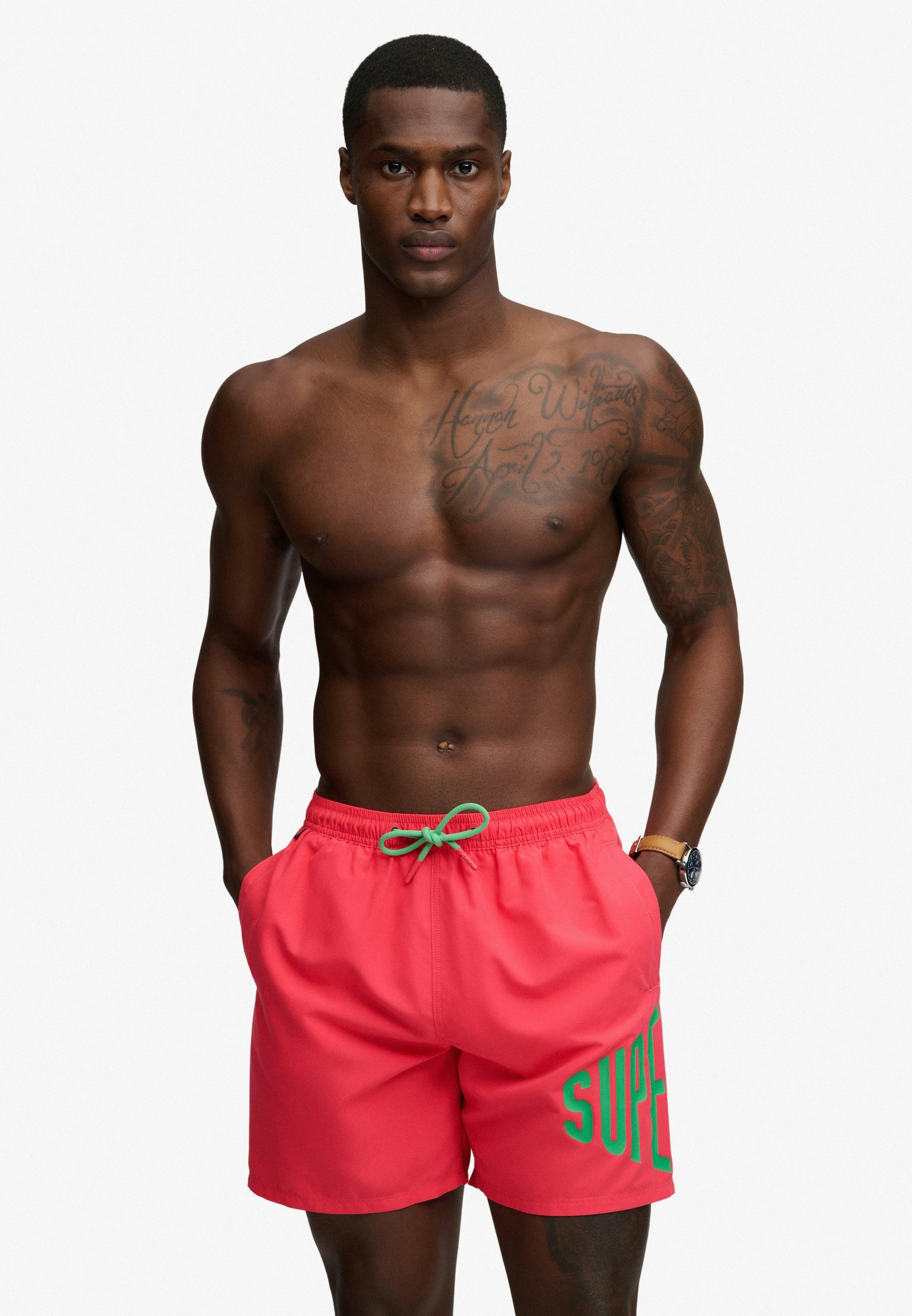 Superdry Badeshorts PRINTED LOGO 16 SWIM SHORT modische Passform, unifarbenes Design, aus Polyester, pflegeleicht