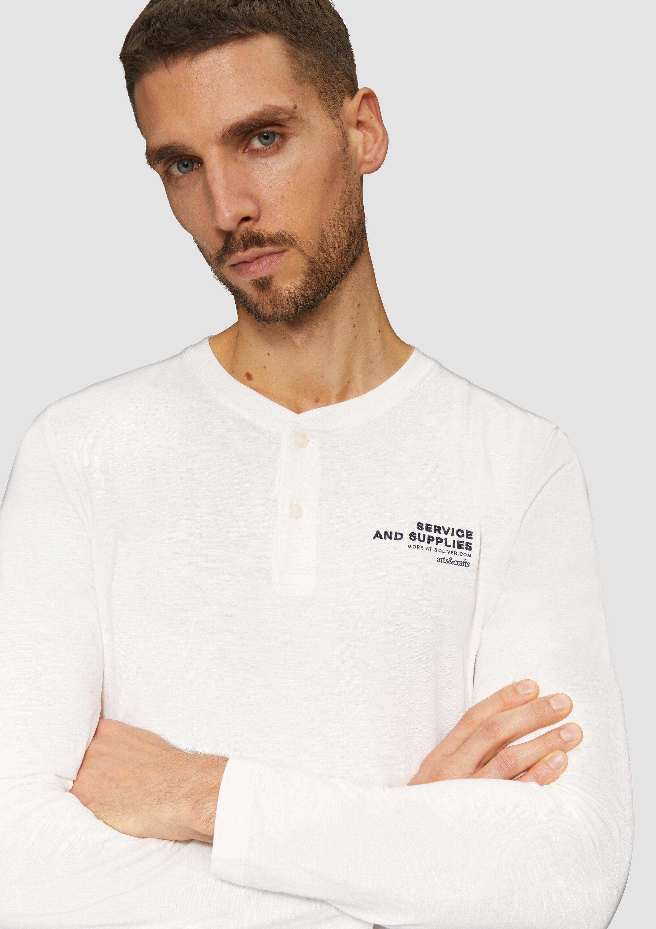 s.Oliver Langarmshirt T-Shirt Henley-Shirt mit Flammgarnstruktur und Stickerei – Bild 4 von 5