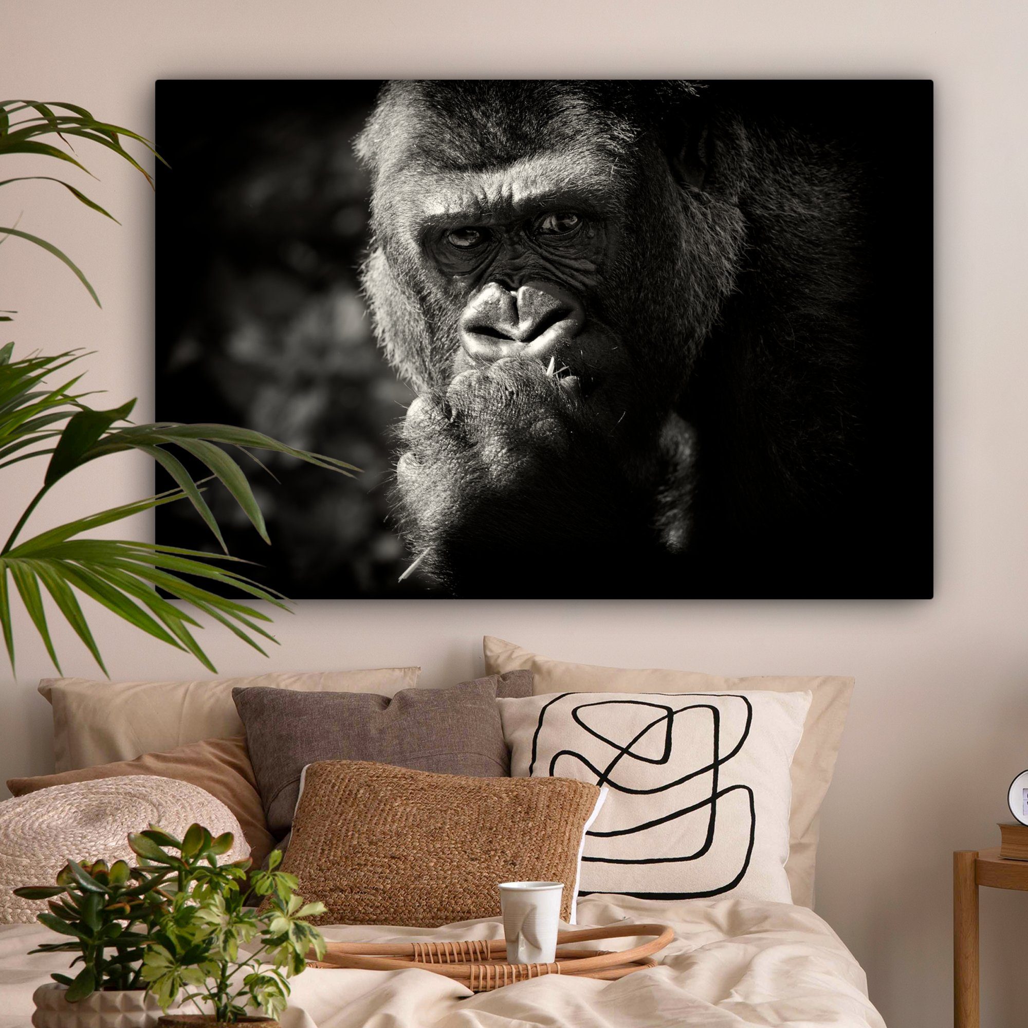 OneMillionCanvasses® Leinwandbild Gorilla auf schwarzem Hintergrund in Schwarz und Weiß, Fotodruck (1 St), Leinwand Bilder groß für Wohnzimmer 140x90 cm