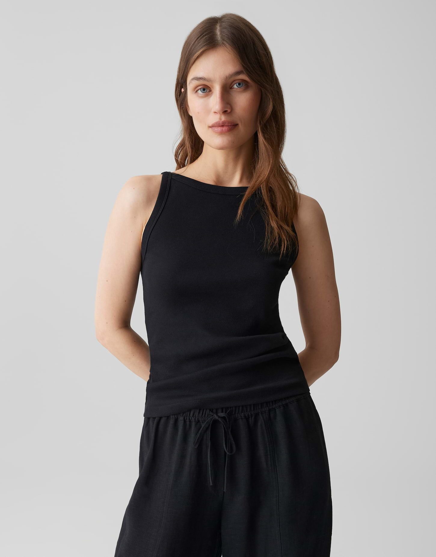 OPUS Kurzarmshirt Izli aus weichem Jersey mit Stretchkomfort Das Trägerdetail unterstreicht den sommerlichen Look