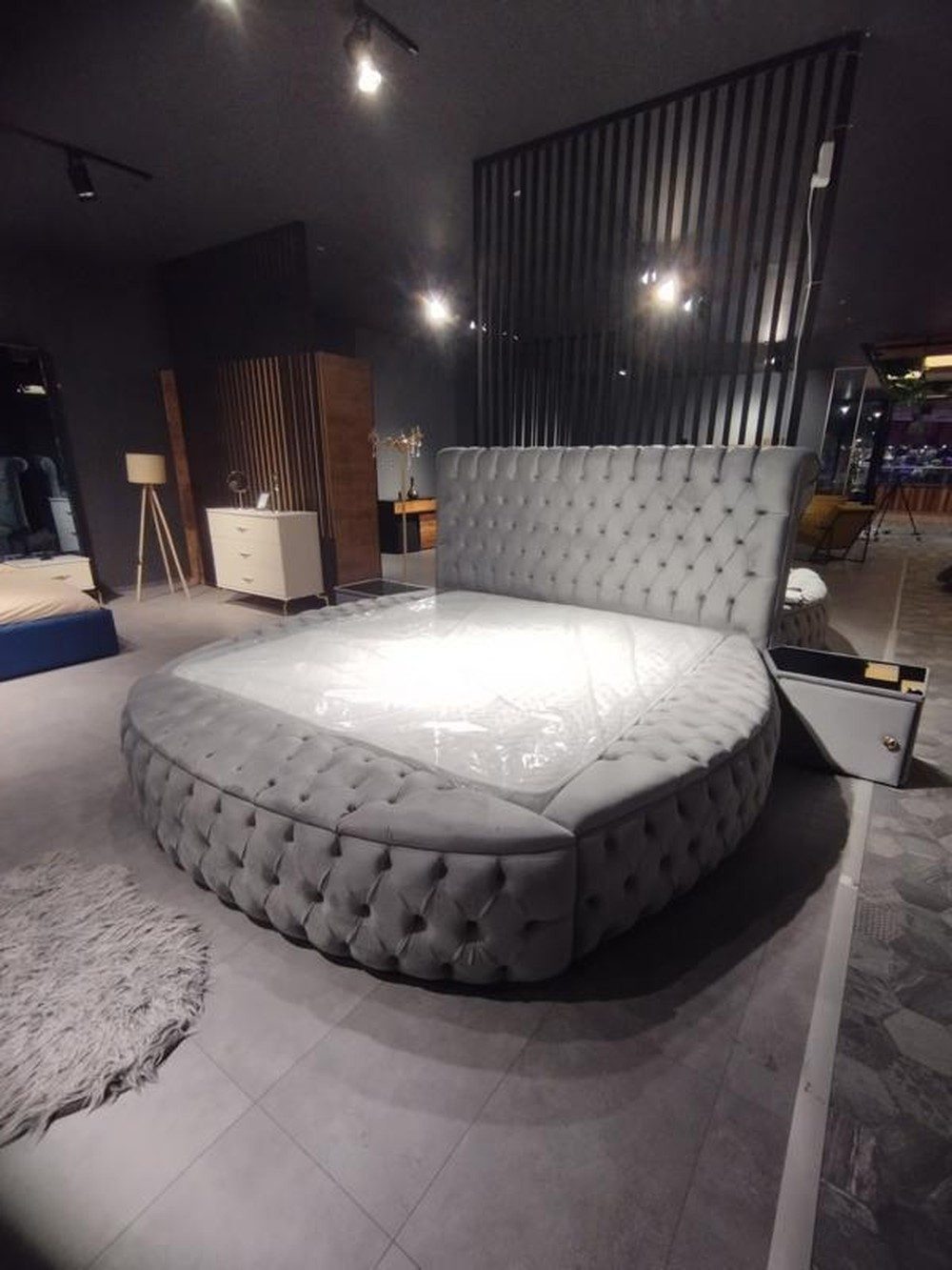 Xlmoebel Rundbett Rundes Chesterfield Bett in Grau für stilvolle Schlafzimmer (Rund Bett), Hergestellt in Europa