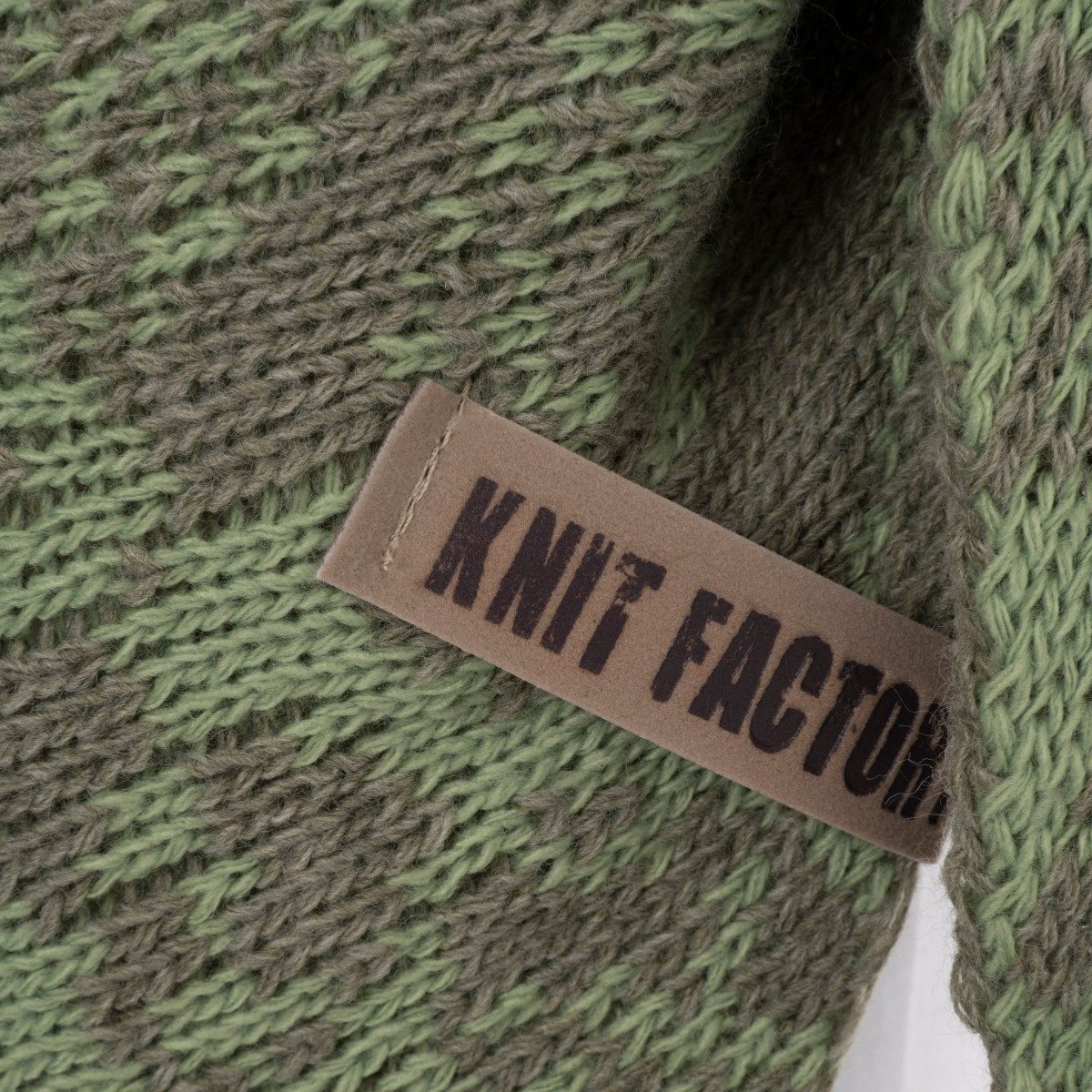 Knit Factory Strickschal Lea Dreiecksschal Urban Green Sage Green 190x85 cm Mix, (Set, 1-St. Spar-Set), Schal Damen Herren set loop tücher schals winter Strick Mode herbst