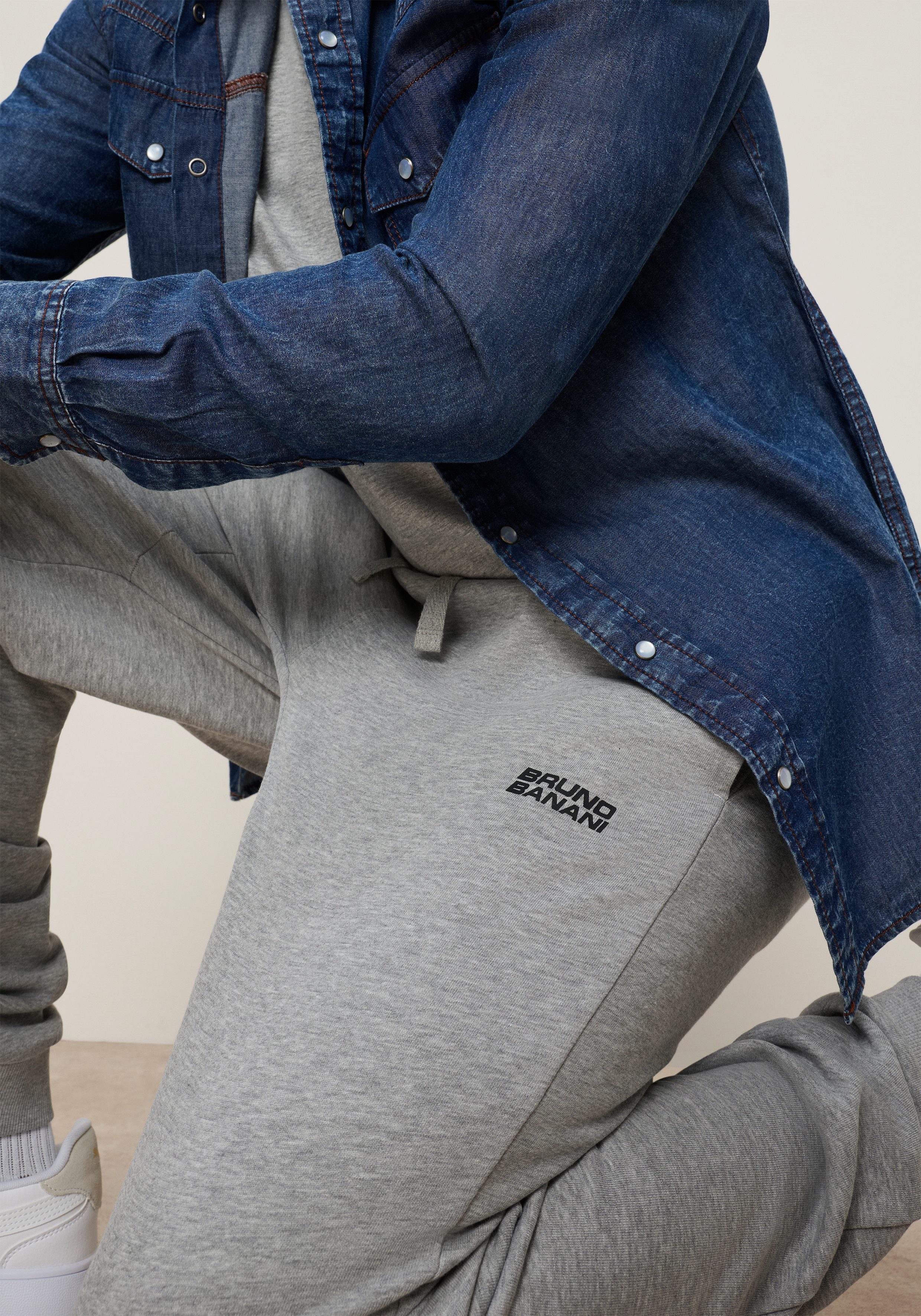 Bruno Banani Jogginghose Loose Fit lockerer Tapered-Fit, mit elastischem Rippbündchen am Beinabschluss. € 34,99, (€ 34,99 pro 1 Stk).