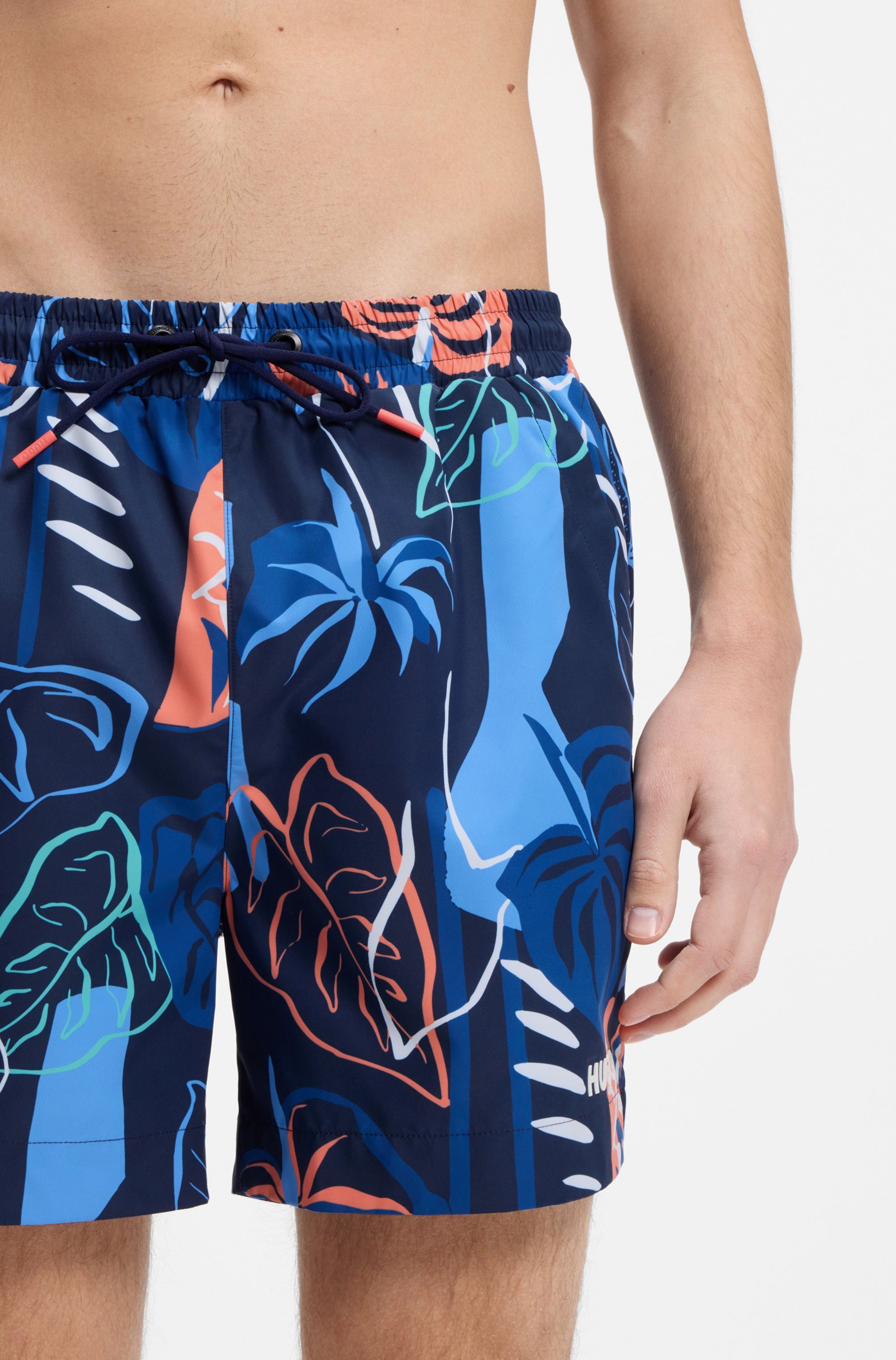 HUGO Badeshorts CALALA mit tropischen Muster