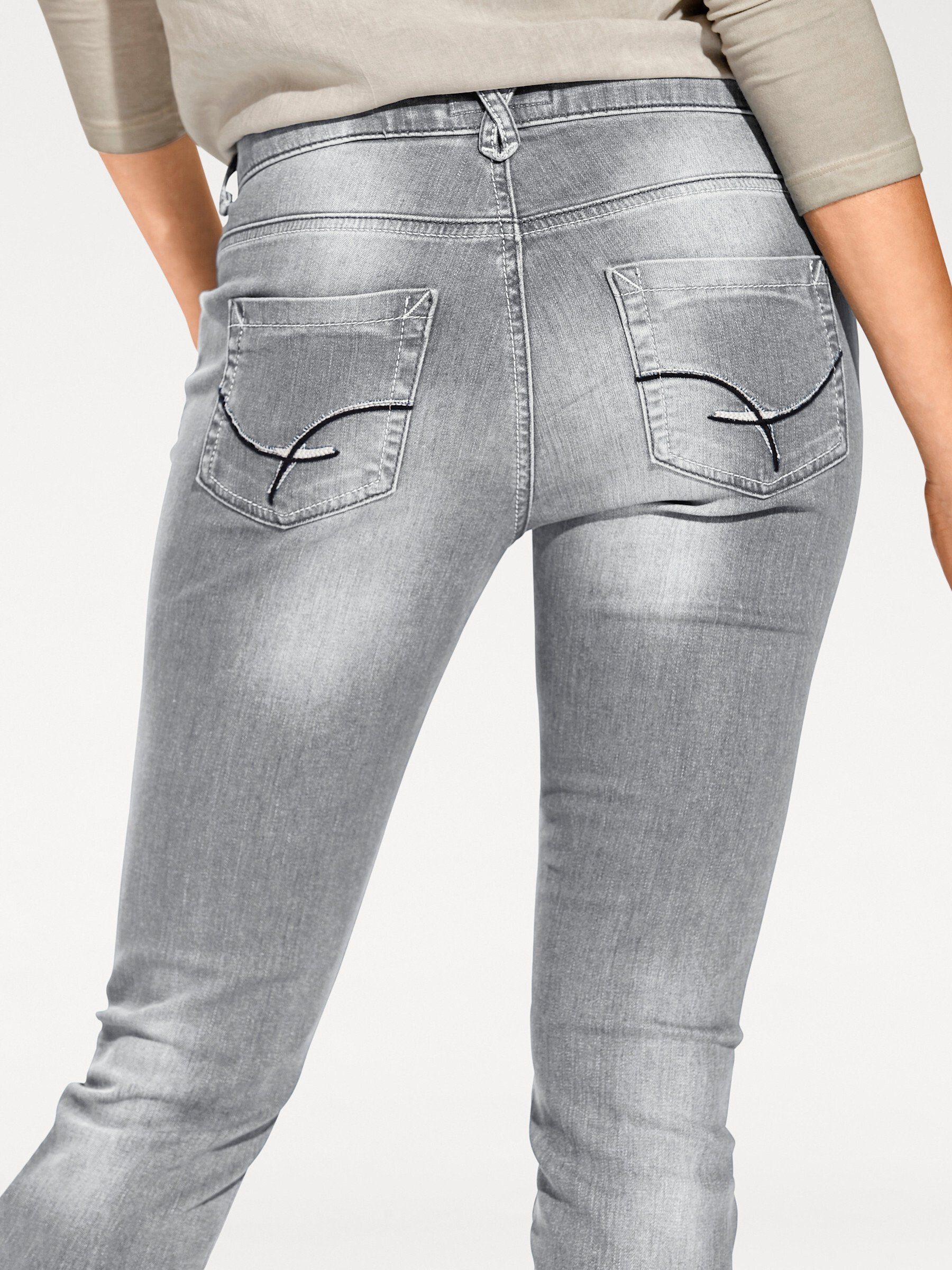 heine Bequeme Jeans Bauchweg-Jeans leicht vertieft Individuelle Used-Effekte – Bild 5 von 5
