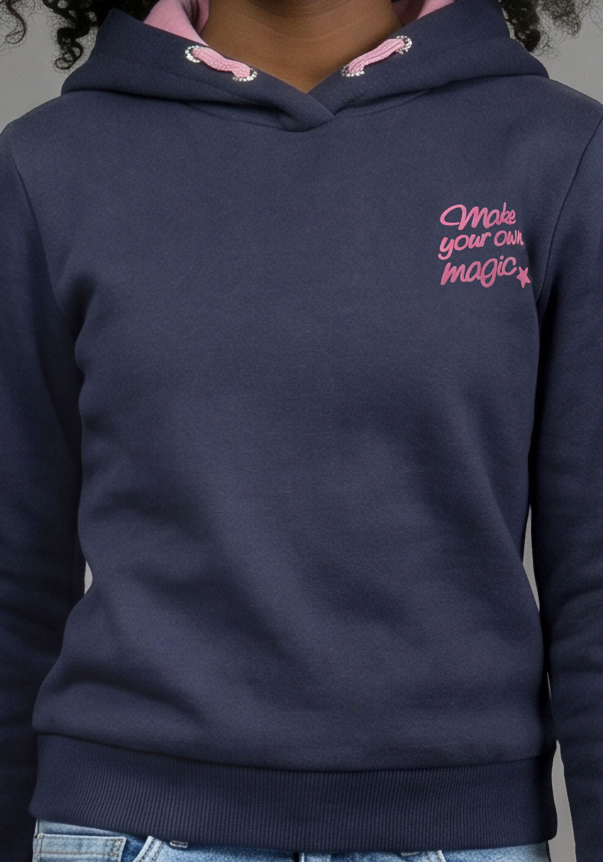 KIDSWORLD Kapuzenshirt Slogan Hoodie: MAKE YOUR OWN MAGIC kurze Schnittform, mit Langarm, mit Statement-Print, mit Kapuze