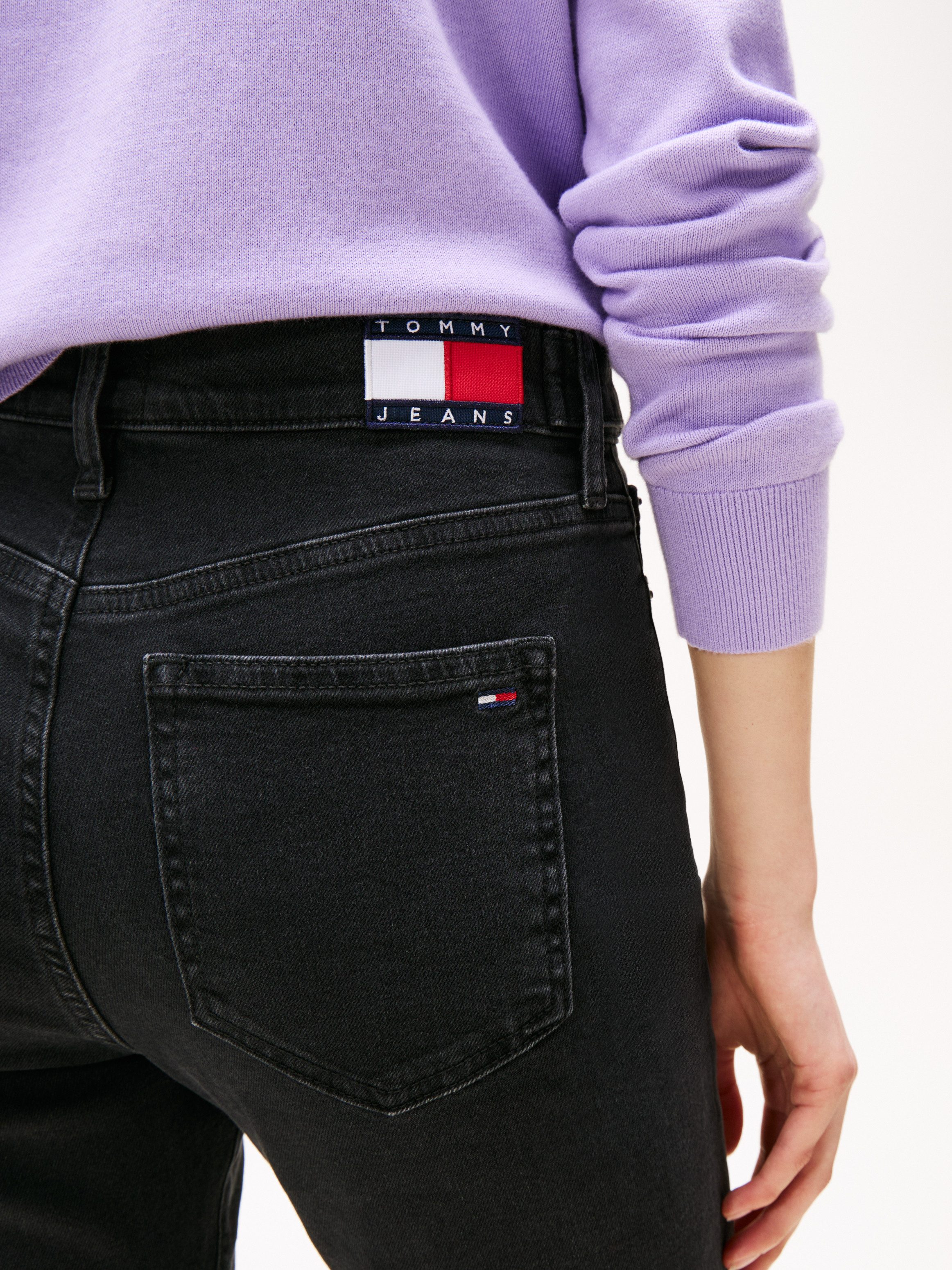 Tommy Jeans Bootcut-Jeans SYLVIA HGH FLR Weite Beinform und Logo Stickerei auf der Gesäßtasche