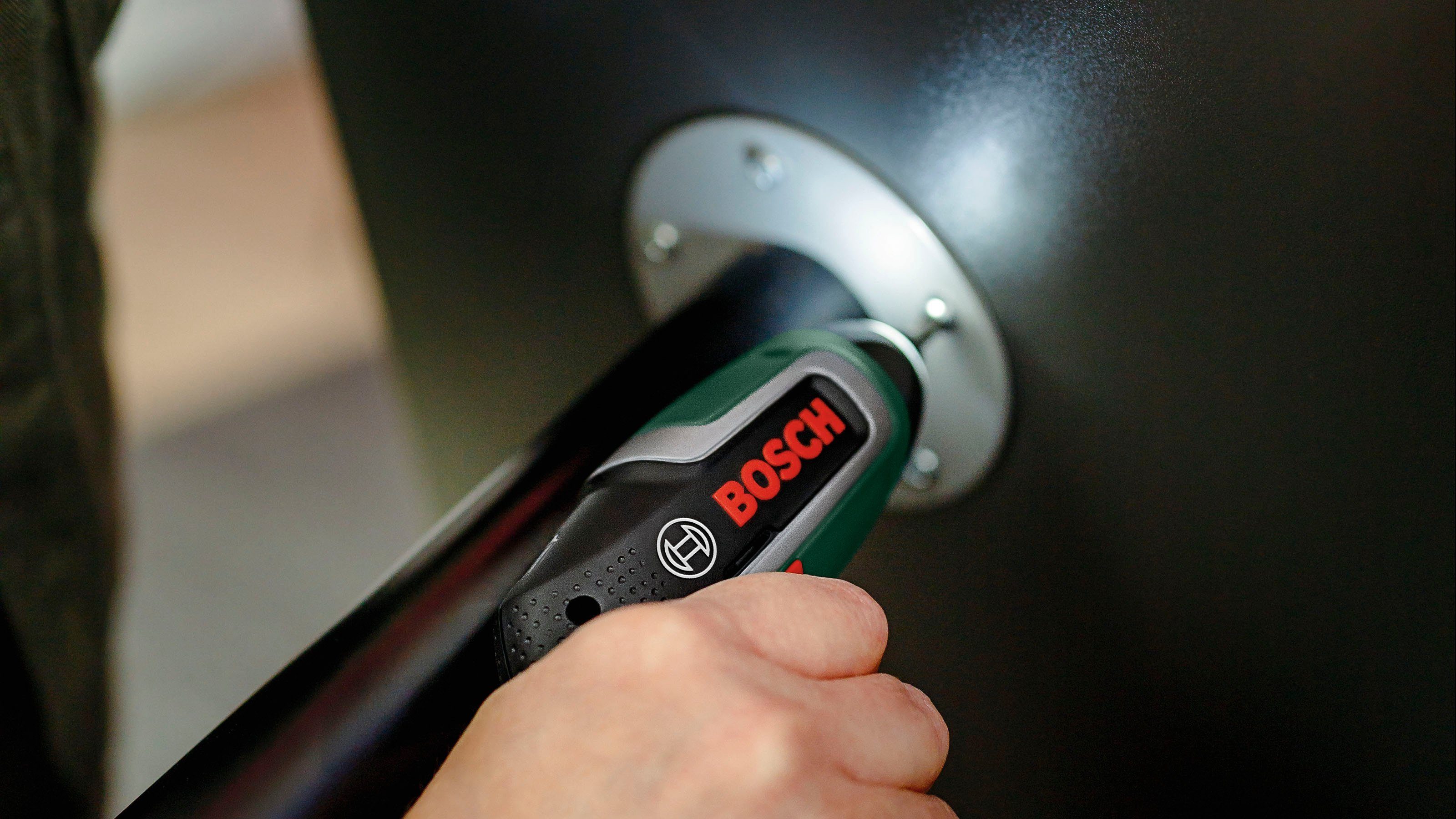 Bosch Home & Garden Akku-Schrauber »IXO 7«, 5,5 Nm, (Set), 10-tlg. Bit-Set, Winkelaufsatz, Exzenteraufsatz, Aufbewahrungsbox