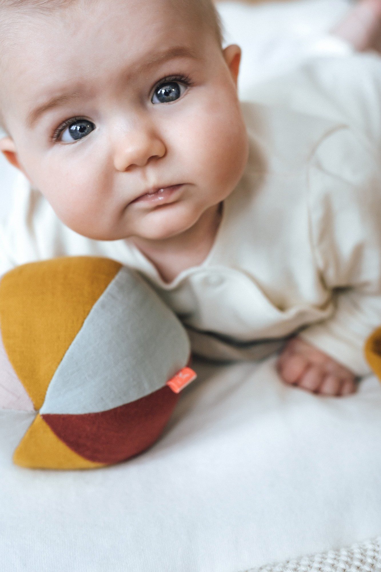 kikadu Greifspielzeug Rasselball Hase (1-tlg), GOTS- zertifiziert