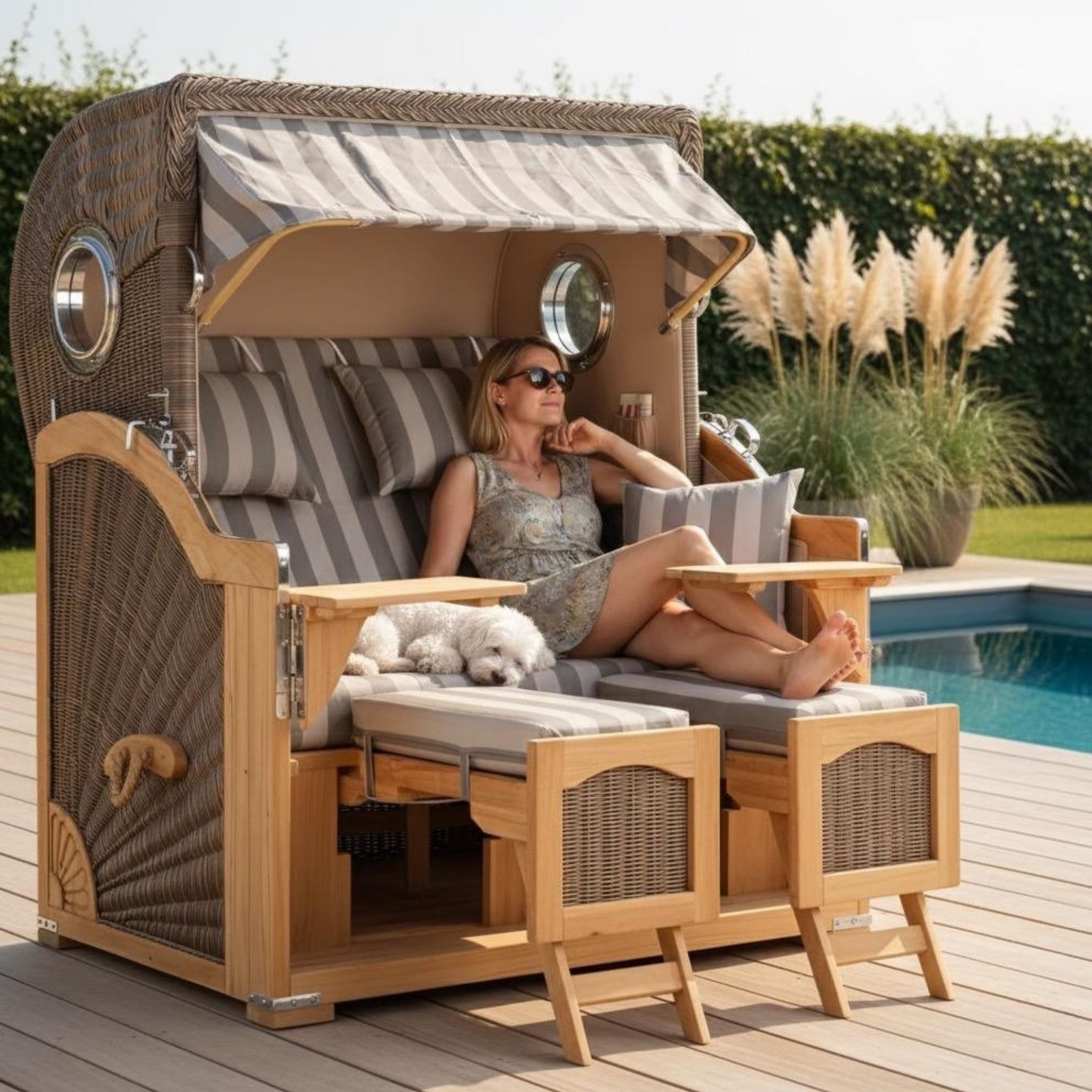 MR.DEKO Strandkorb Düne 2-Sitzer Teak Bullauge wetterfest PE-Geflecht grey, BxTxH: 125x80x170 cm, Düne, Düne, (Fertig montierter Strandkorb für Garten, Terrasse & Balkon), Wetterfester Volllieger mit Edelstahlbeschlägen & waschbaren Polstern