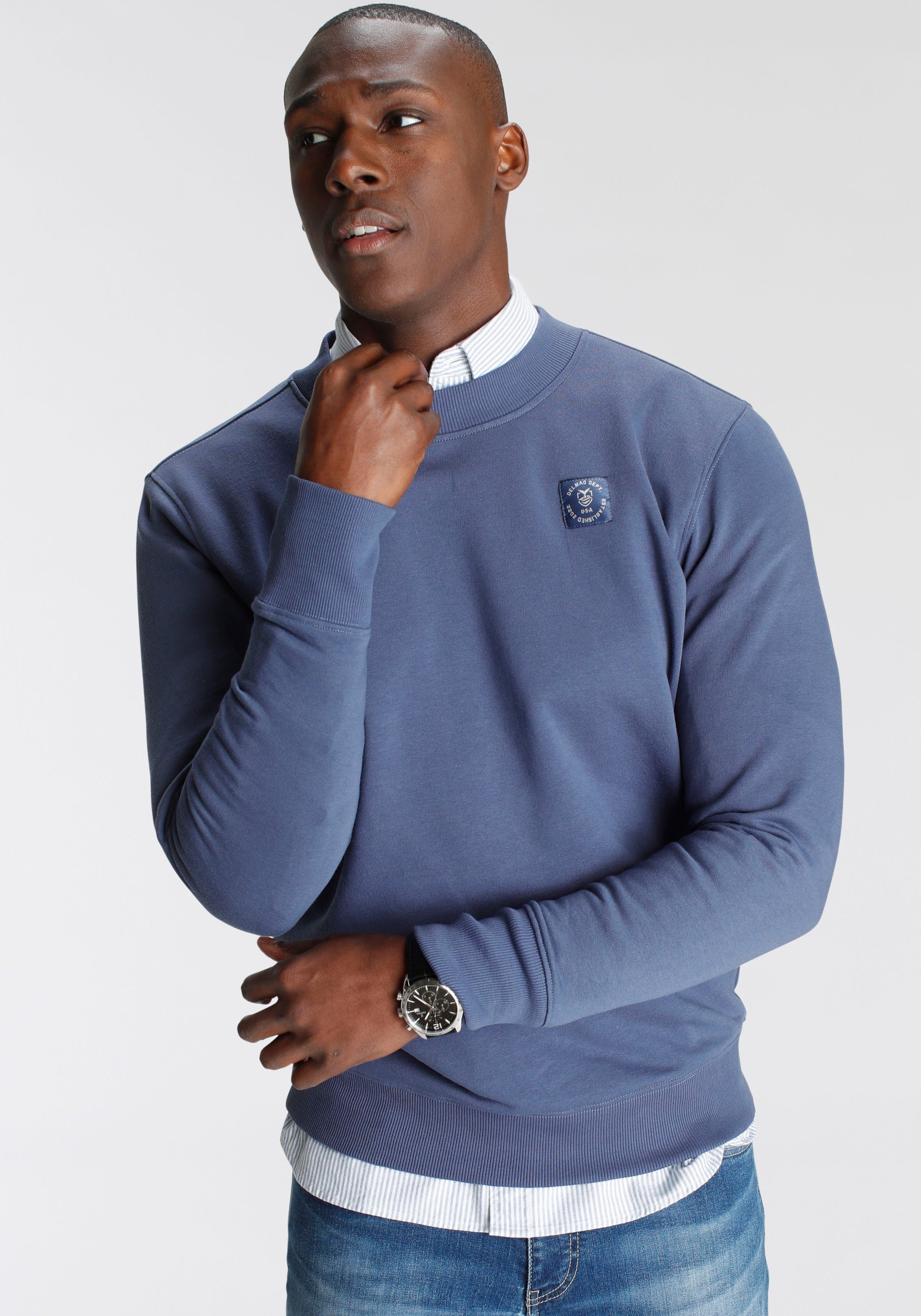 mit NEUE MARKE! DELMAO Sweatshirt modischem Brustlabel blau -