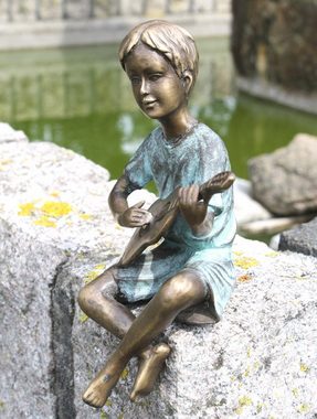 Bronzeskulpturen Skulptur Bronzefigur sitzender Junge mit Gitarre Wohndekoration