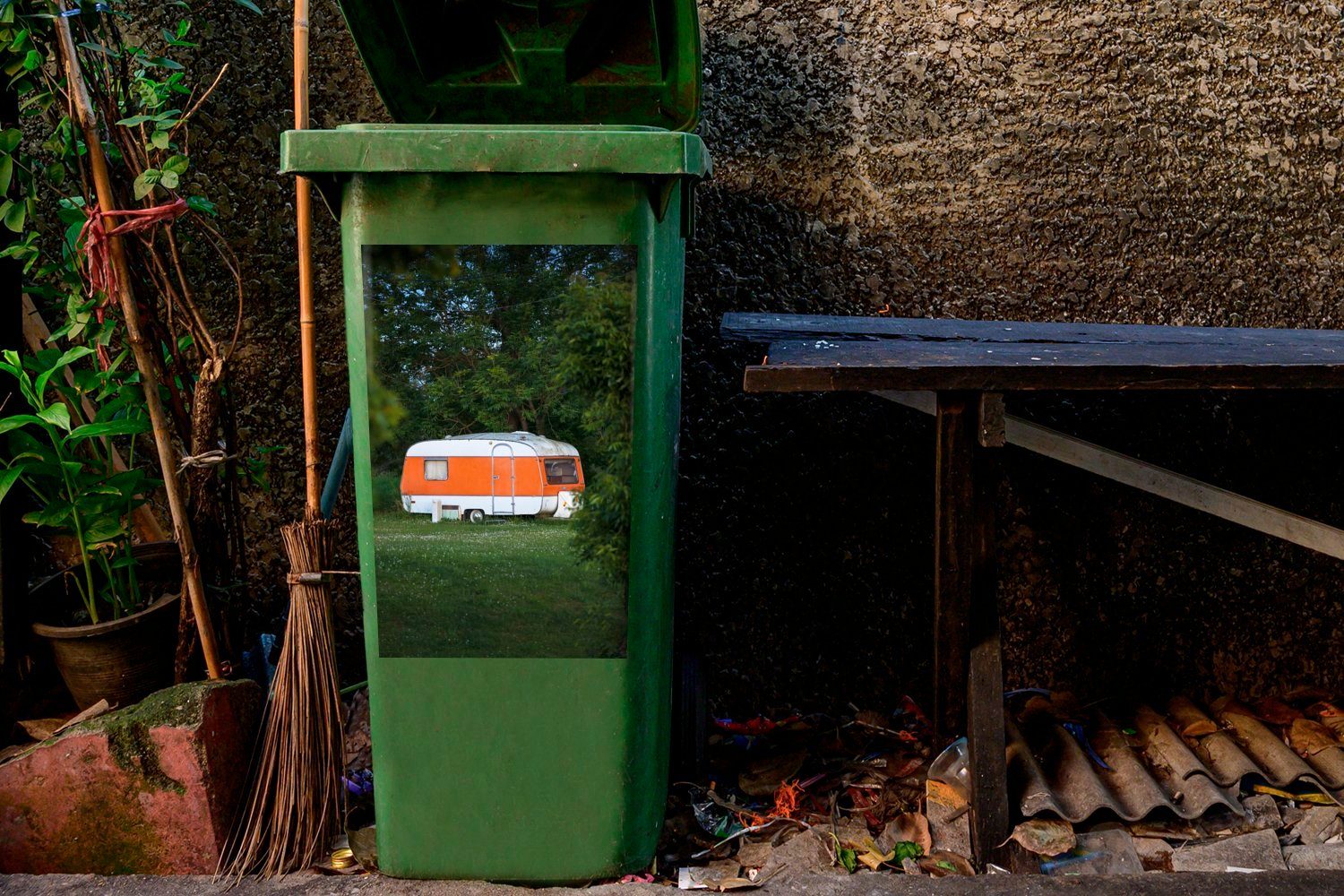 MuchoWow Container, Mülltonne, der Mülleimer-aufkleber, geparkt Wandsticker auf (1 St), Wiese Abfalbehälter Sticker, Wohnwagen