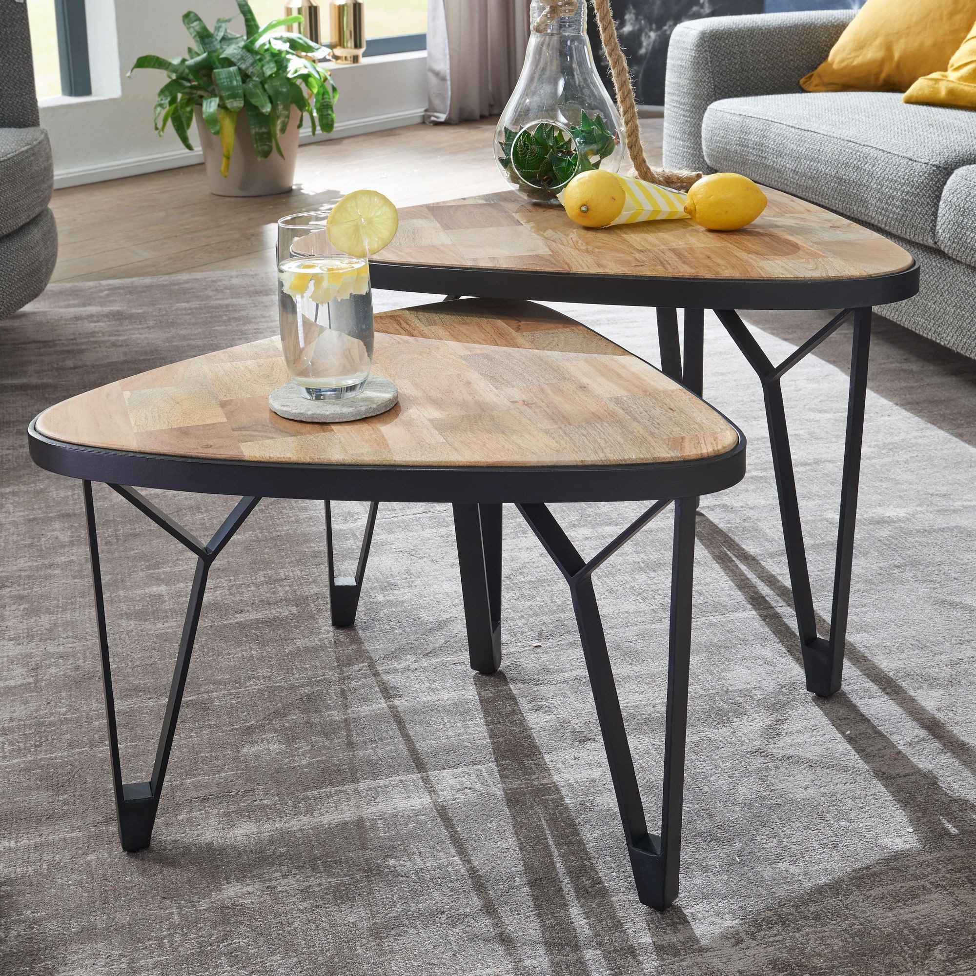 FINEBUY Satztisch FB64897 Couchtisch Massivholz Metall Wohnzimmertisch 2er Set Tisch (2er Set Mango / Akazie Massivholz Dreieckig), Beistelltisch, Couchtisch mit Metallbeine