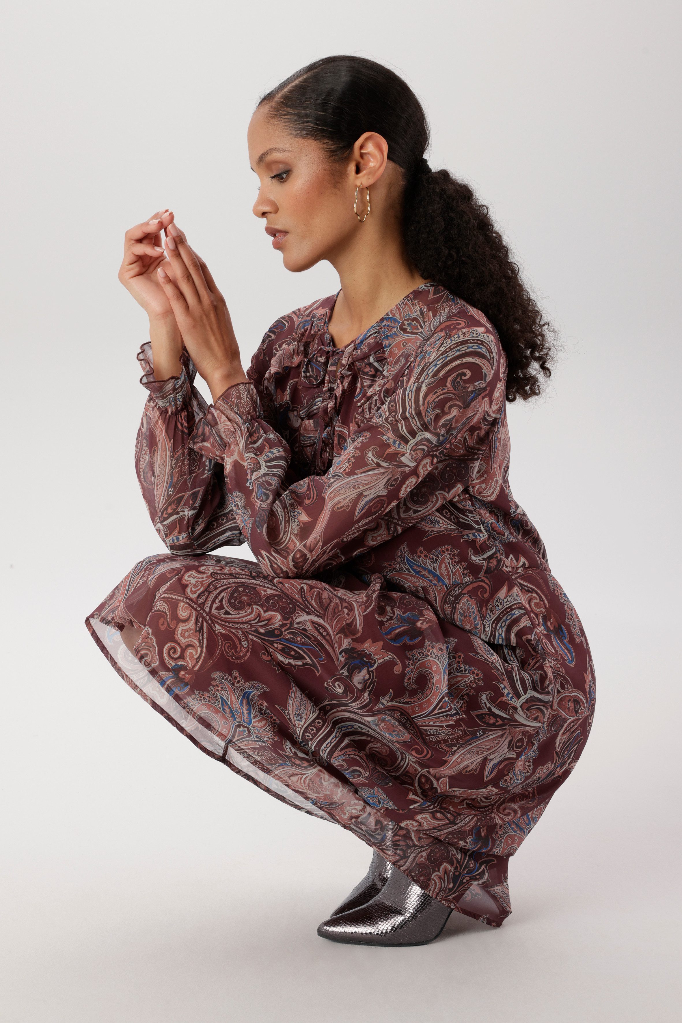 Aniston SELECTED Chiffonkleid mit Volants entlang des Ausschnitts und den Ärmeln - NEUE KOLLEKTION – Bild 5 von 5