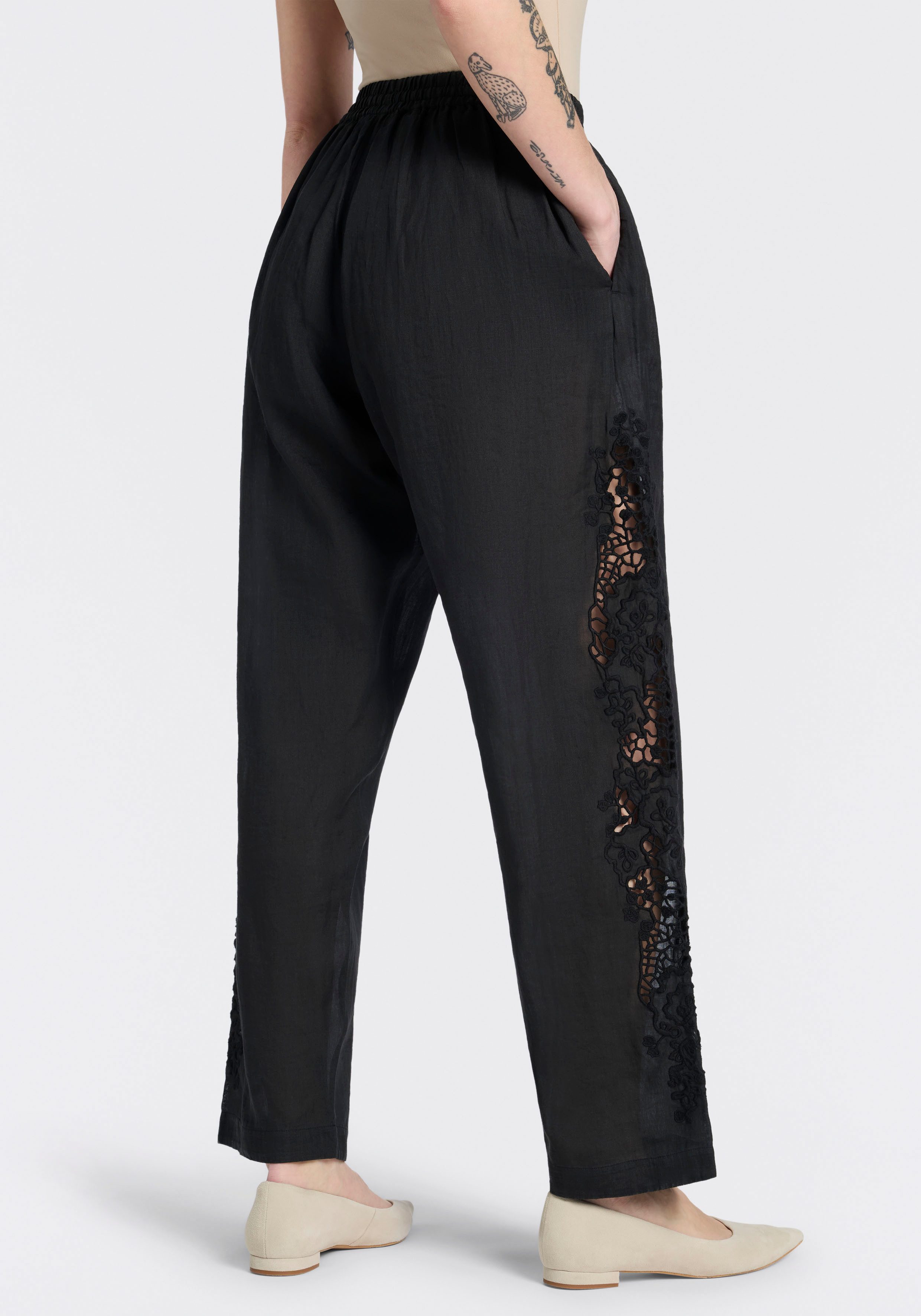 BOSS ORANGE Schlupfhose Trika Premium Damenmode mit dekorativer Lochstickerei, Barrel Shape