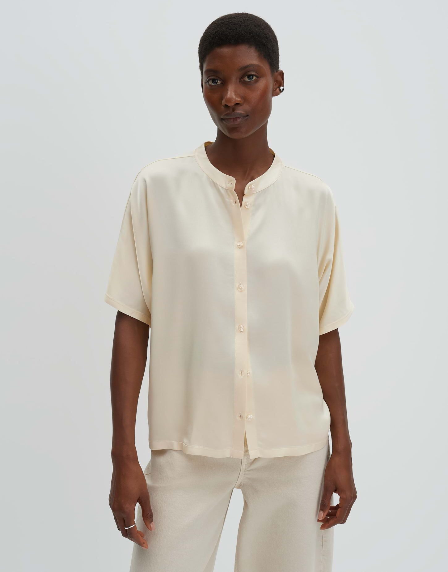 someday Kurzarmshirt Kensi mit Stehkragen Stehkragen und Knopfleiste, fließend im Fall