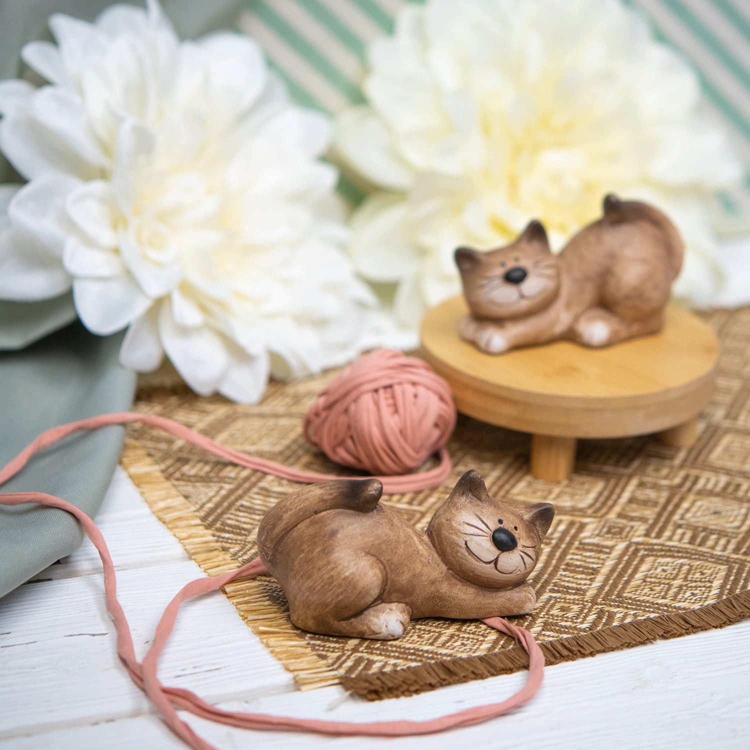 Logbuch-Verlag Dekofigur 2 Deko Katzen beige braun aus Keramik Katzenfiguren liegend