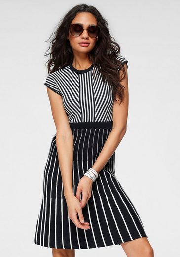 United Colors of Benetton Strickkleid mit wechselndem Streifenmuster