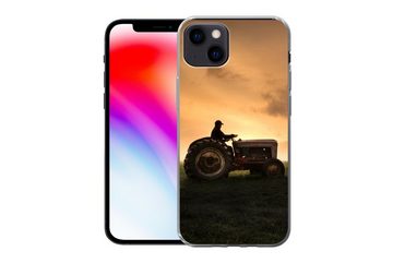 MuchoWow Handyhülle Traktor - Landwirt - Nebel, Handyhülle Apple iPhone 13, Smartphone-Bumper, Print, Handy
