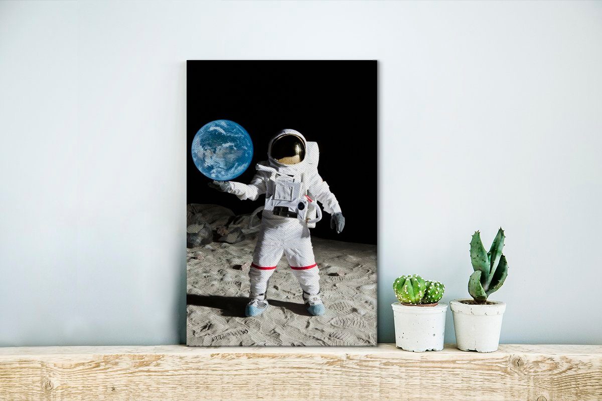 cm fertig Mond Leinwandbild Astronaut inkl. OneMillionCanvasses® Zackenaufhänger, - bespannt Leinwandbild Gemälde, 20x30 Erde, - (1 St),