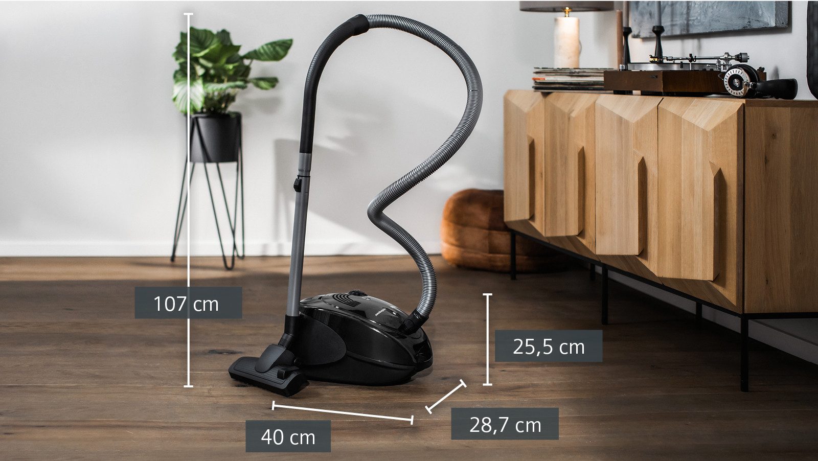 SIEMENS Bodenstaubsauger synchropower VS06A212, Made in Germany, Hygiene-Filter, kompakt, 600 W, mit Beutel, hohe Saugkraft, spezielle Hartbodendüse, integriertes Zubehör, schwarz