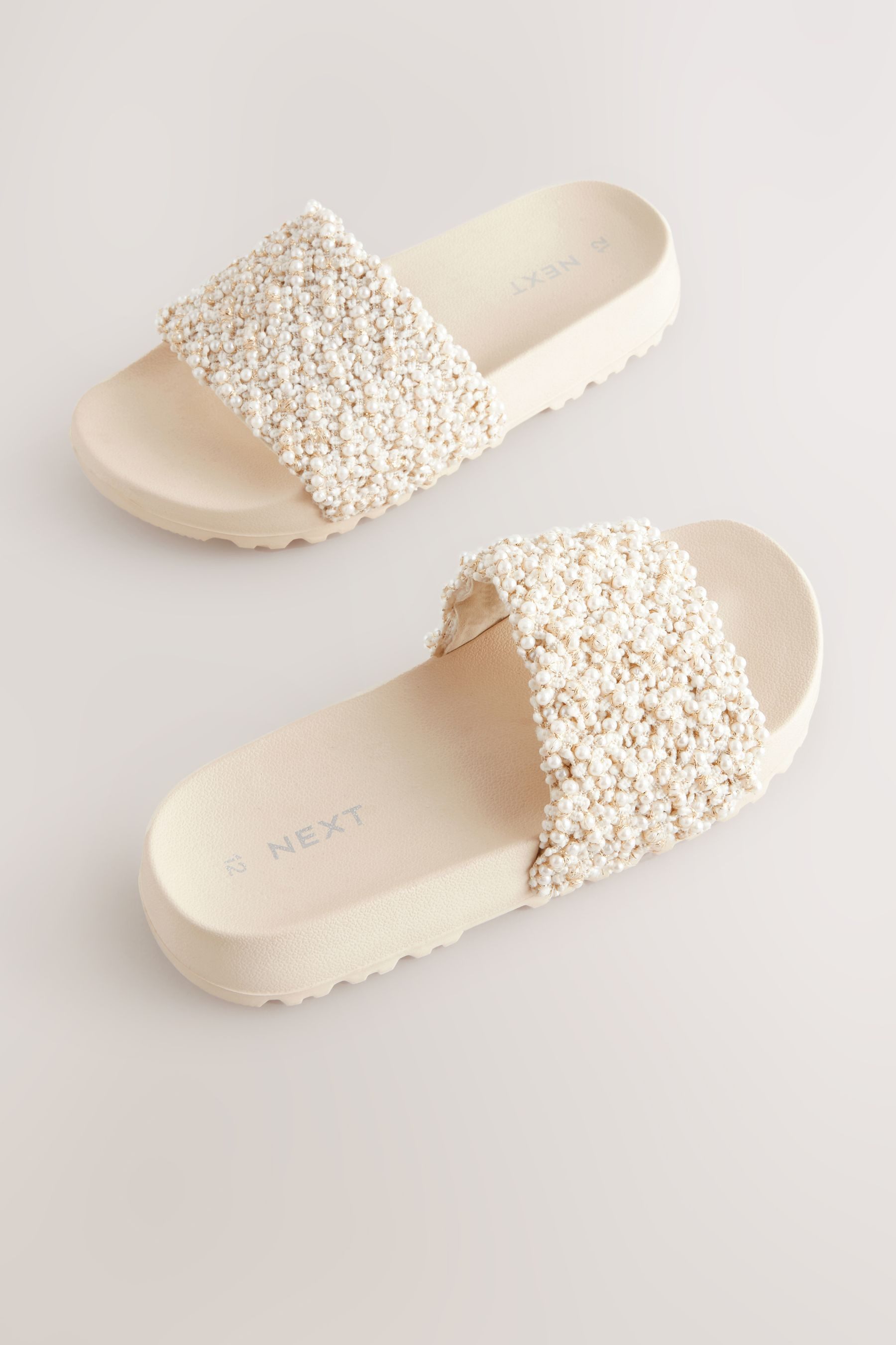 Next Slider-Sandale in Perlmuttoptik Badepantolette
