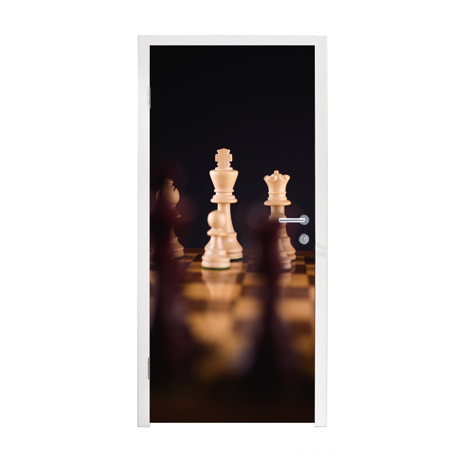 MuchoWow Türtapete Ein Schachspiel vor schwarzem Hintergrund, Matt, bedruckt, (1 St), Fototapete für Tür, Türaufkleber, 75x205 cm
