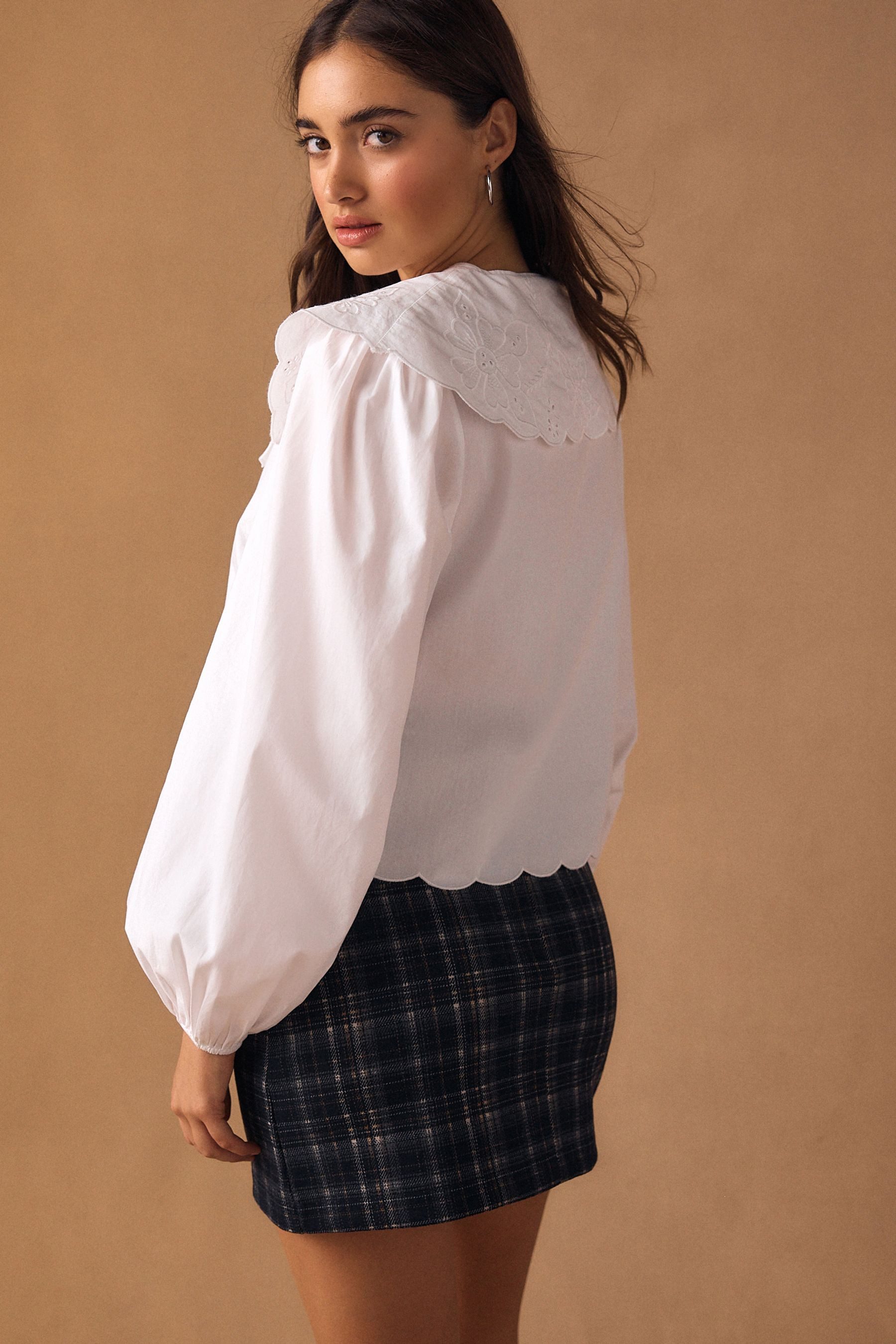 Next Langarmbluse Bluse mit Lochstickerei und auffälligem Kragen (1-tlg)