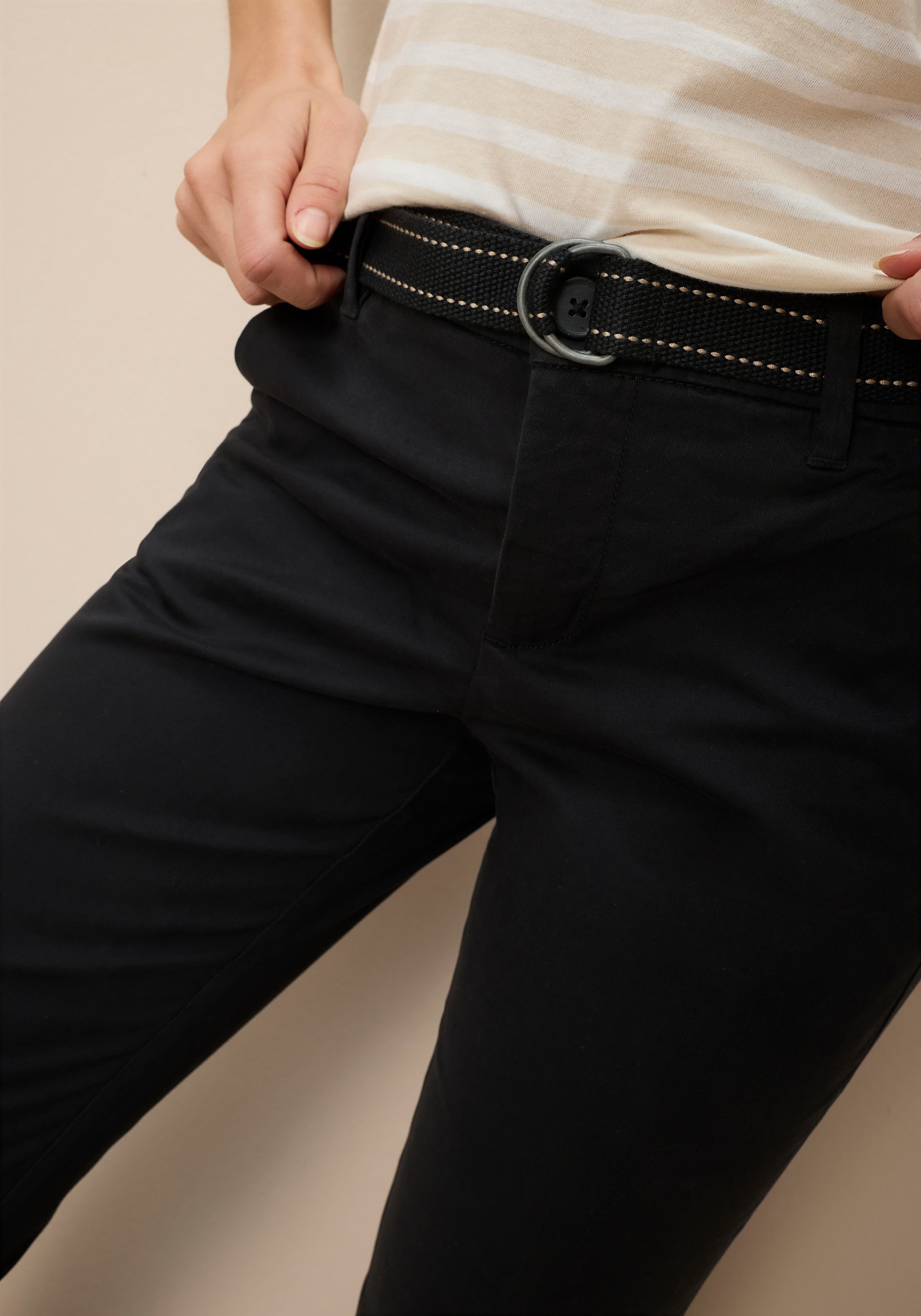 AJC Chinohose (2-tlg) in lässiger Form mit konstrastfarbendem Gürtel