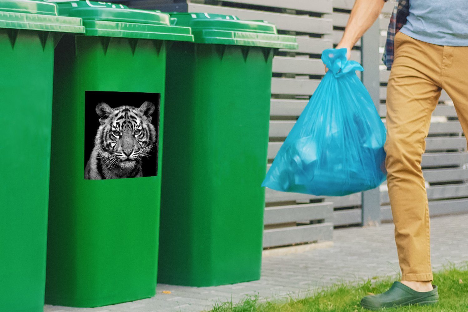 MuchoWow Wandsticker Tiger - Weiß (1 Sticker, St), - - Container, Mülltonne, Abfalbehälter Mülleimer-aufkleber, Schwarz Tiere