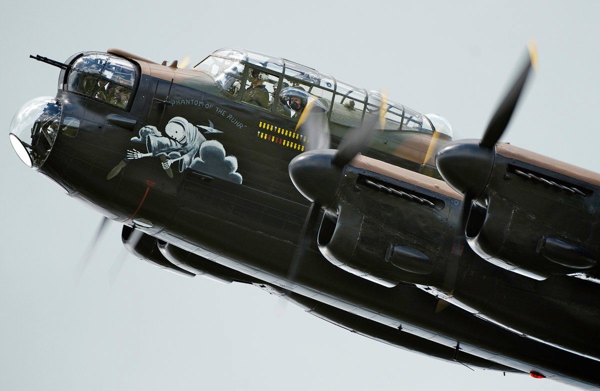 Papermoon Fototapete Lancaster BBMF Bomber