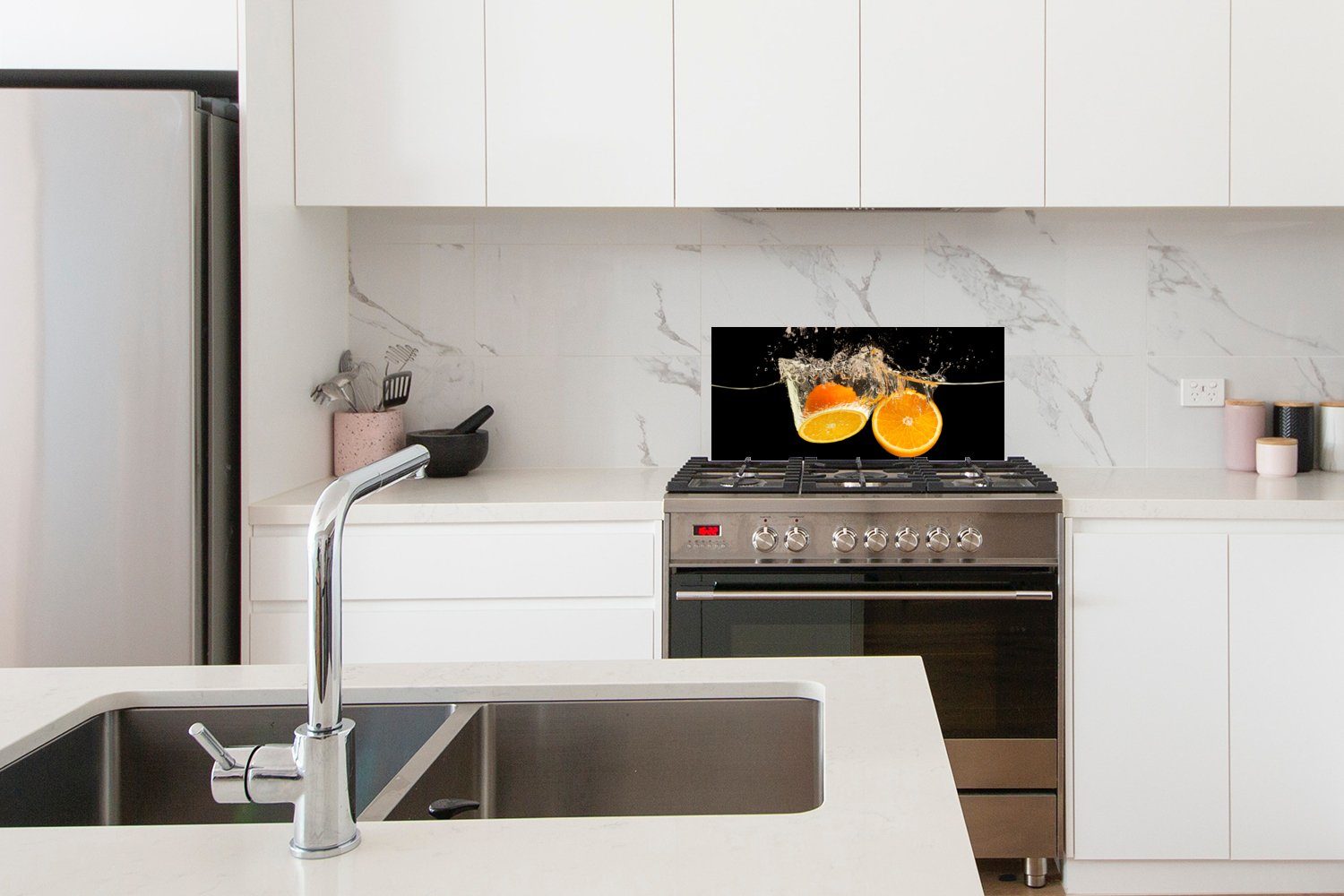 Küchen cm, Wasser für - Orange - Schwarz 60x30 - Wandschutz, - Küchenrückwand Obst, Schmutzflecken gegen und (1-tlg), Stillleben Fett MuchoWow