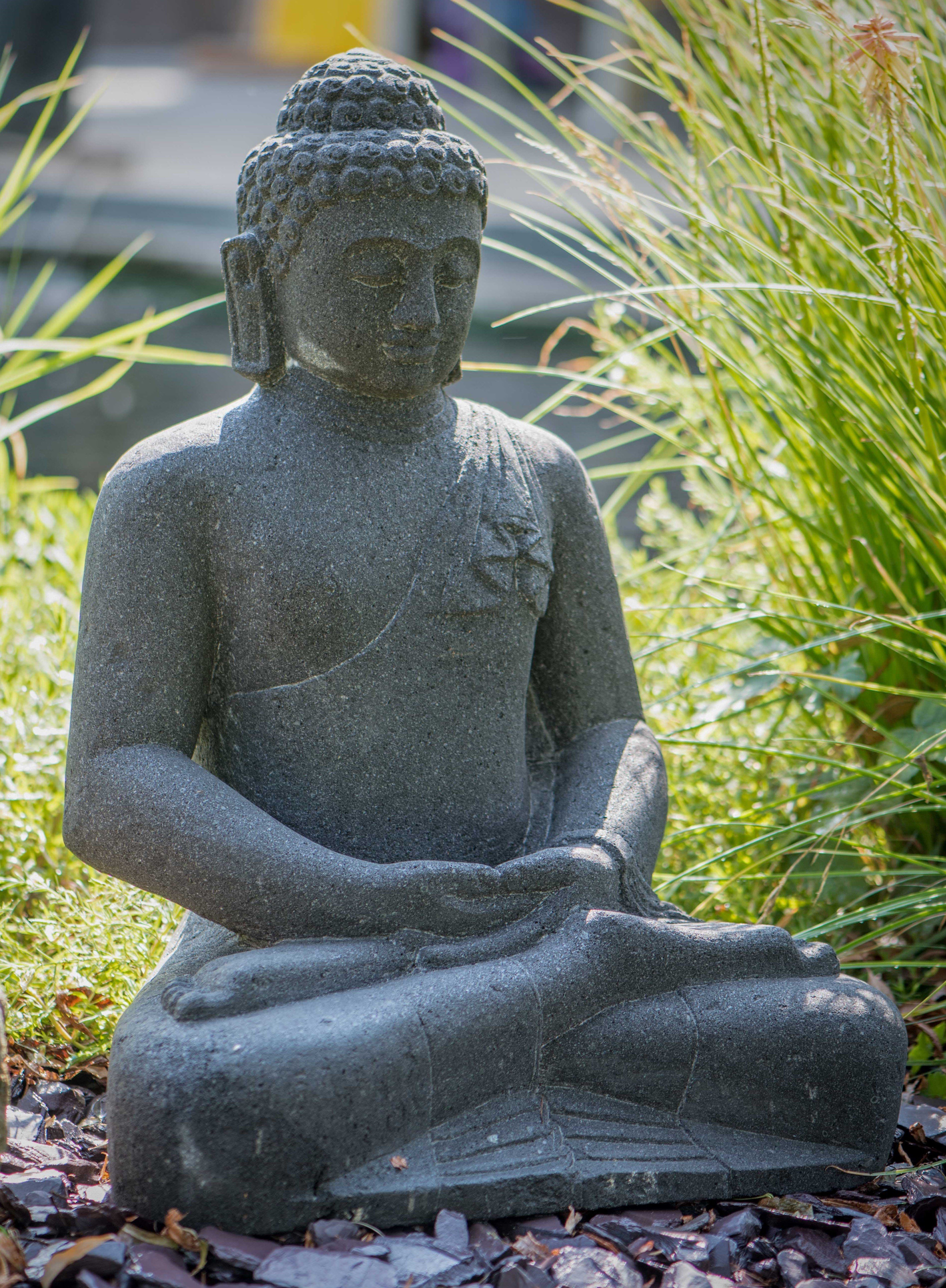 IDYL Gartenfigur Indischer Buddha aus Lavastein, Lavastein – ein Naturprodukt mit leichten Einschüssen – wetterfest und frostsicher – Reine Handarbeit.