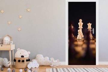 MuchoWow Türtapete Ein Schachspiel vor schwarzem Hintergrund, Matt, bedruckt, (1 St), Fototapete für Tür, Türaufkleber, 75x205 cm