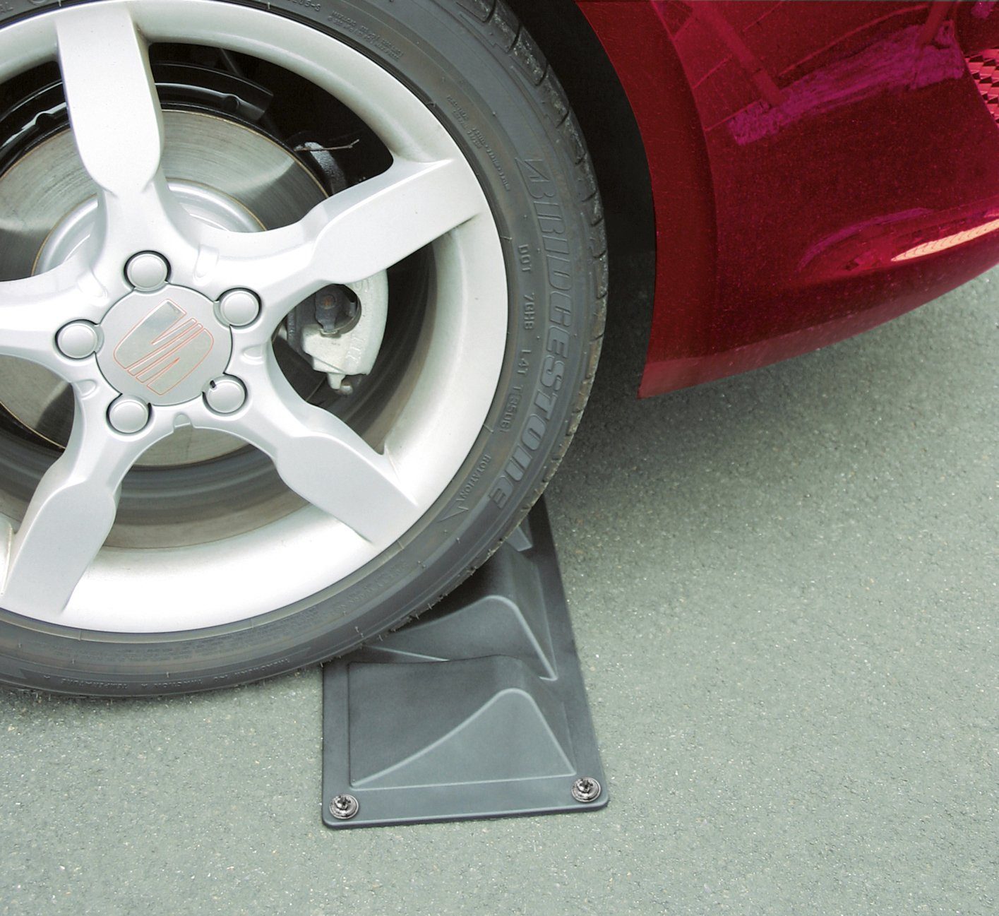 SCHELLENBERG Parkschwelle für Garagen, Carports und Parkplätze, Einparkhilfe zum Aufschrauben, 40 x 6 x 20 cm