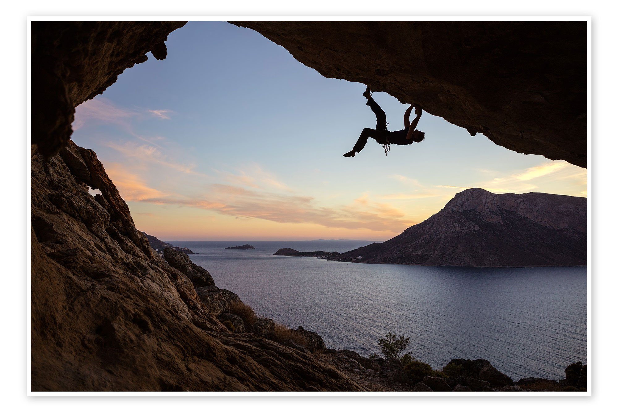 Posterlounge Poster Editors Choice, Kletterer in einer Höhle bei Sonnenuntergang, Fotografie