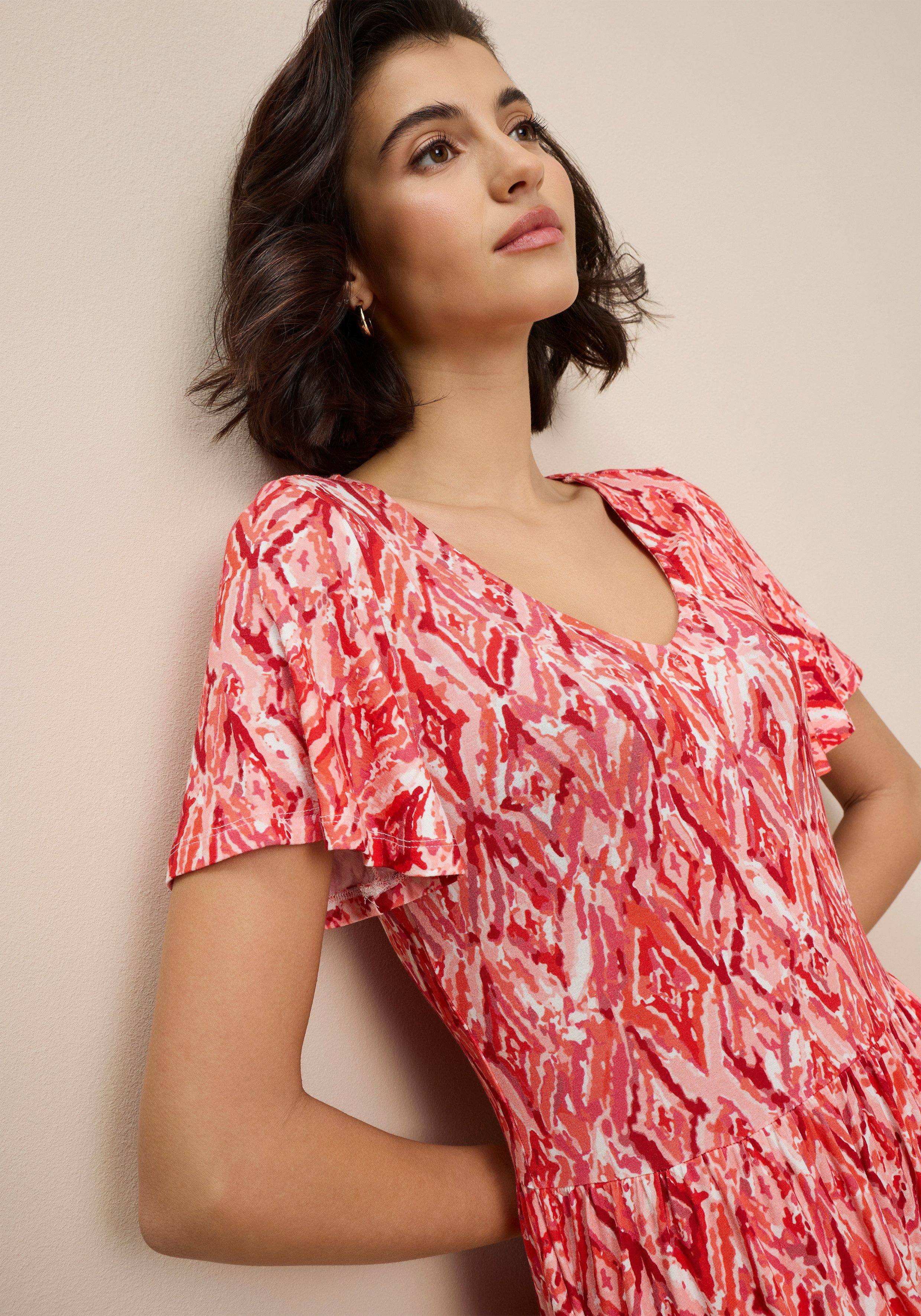 Tamaris Jerseykleid mit figurumspielender Silhouette, leichtem Tragegefühl mit femininen, verspielten Design, aus elastischer Viskosemischung – Bild 3 von 5